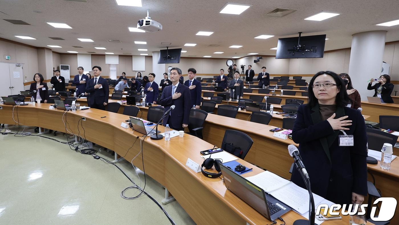 8일 오전 경기 고양시 일산동구 사법연수원에서 열린 전국법관대표회의 상반기 정기회의에서 법관들이 국기에 대한 경례를 하고 있다. 이날 회의에선 사법행정자문회의 존폐 여부 등 법원 내 주요 안건이 논의될 예정이다. 2024.4.8/뉴스1 ⓒ News1 김성진 기자