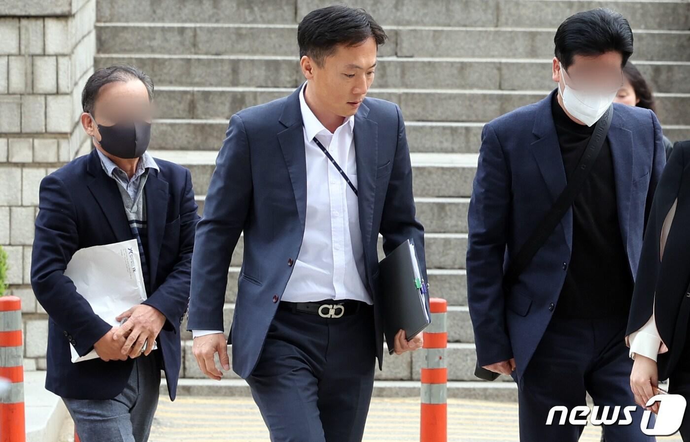 본문 이미지 - 한국토지주택공사(LH)와 조달청이 발주한 감리 입찰 과정에서 수천만 원의 뒷돈을 주고받은 혐의를 받는 공무원과 준정부기관 직원, 사립대 교수 등 피의자들이 8일 오전 서울 서초구 중앙지법에서 열린 구속 전 피의자 심문(영장실질심사)에 출석하고 있다. 검찰은 LH 공공 발주 건설사업관리 용역 입찰에서 참여 업체들로부터 심사에서 좋은 점수 및 경쟁업체에는 최하위 점수를 부여할 것을 청탁받고 그 대가로 뇌물을 수수한 혐의로 지난 4일 이들에 대한 구속영장을 청구했다. 2024.4.8/뉴스1 ⓒ News1 김명섭 기자