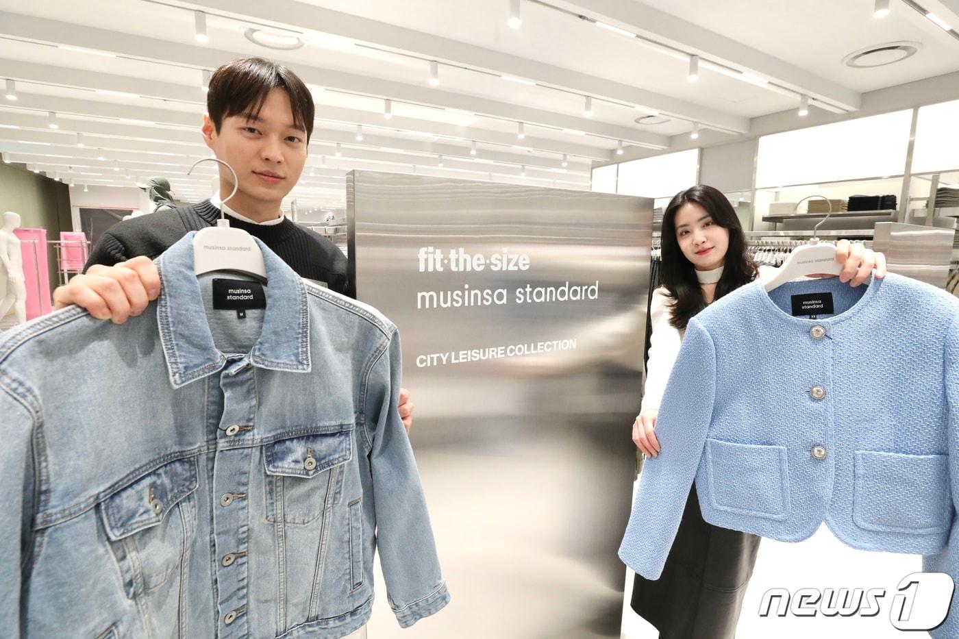 경기 부천시 현대백화점 중동점 유플렉스 무신사 스탠다드&#39;매장에서 직원들이 제품을 소개하고 있다.&#40;현대백화점 제공&#41; 2024.4.8/뉴스1