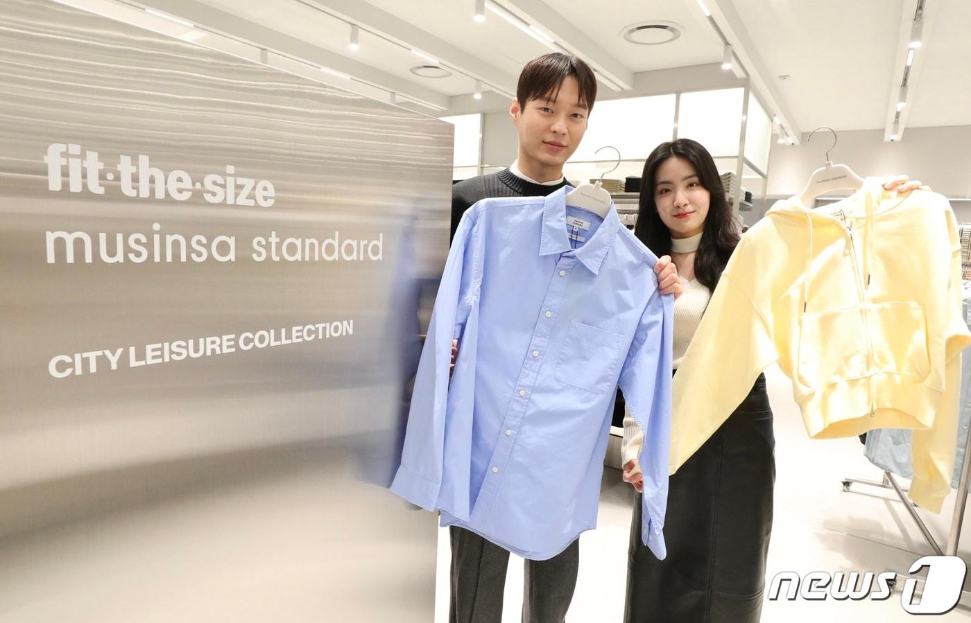 경기 부천시 현대백화점 중동점 유플렉스 &#39;무신사 스탠다드&#39; 매장에서 직원이 제품을 소개하고 있다.&#40;현대백화점 제공&#41; 2024.4.8/뉴스1