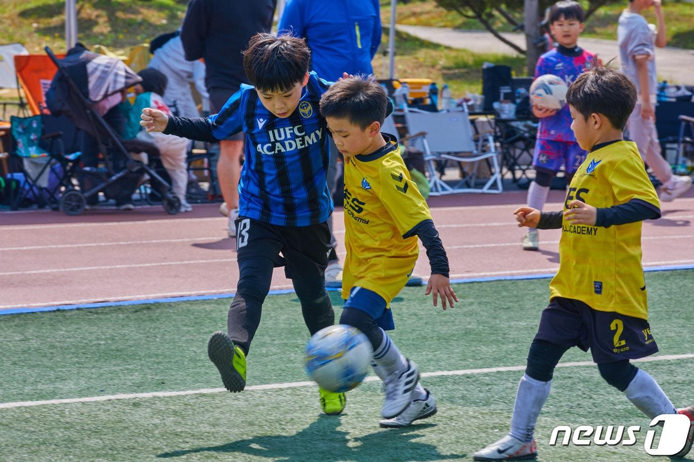 7일 인천시 미추홀구 인하대학교 운동장에서 열린 ‘제3회 인하대 총장배 인천FC 유소년 축구대회’에서 선수들이 경기를 하고 있다.(인하대 제공)2024.4.8