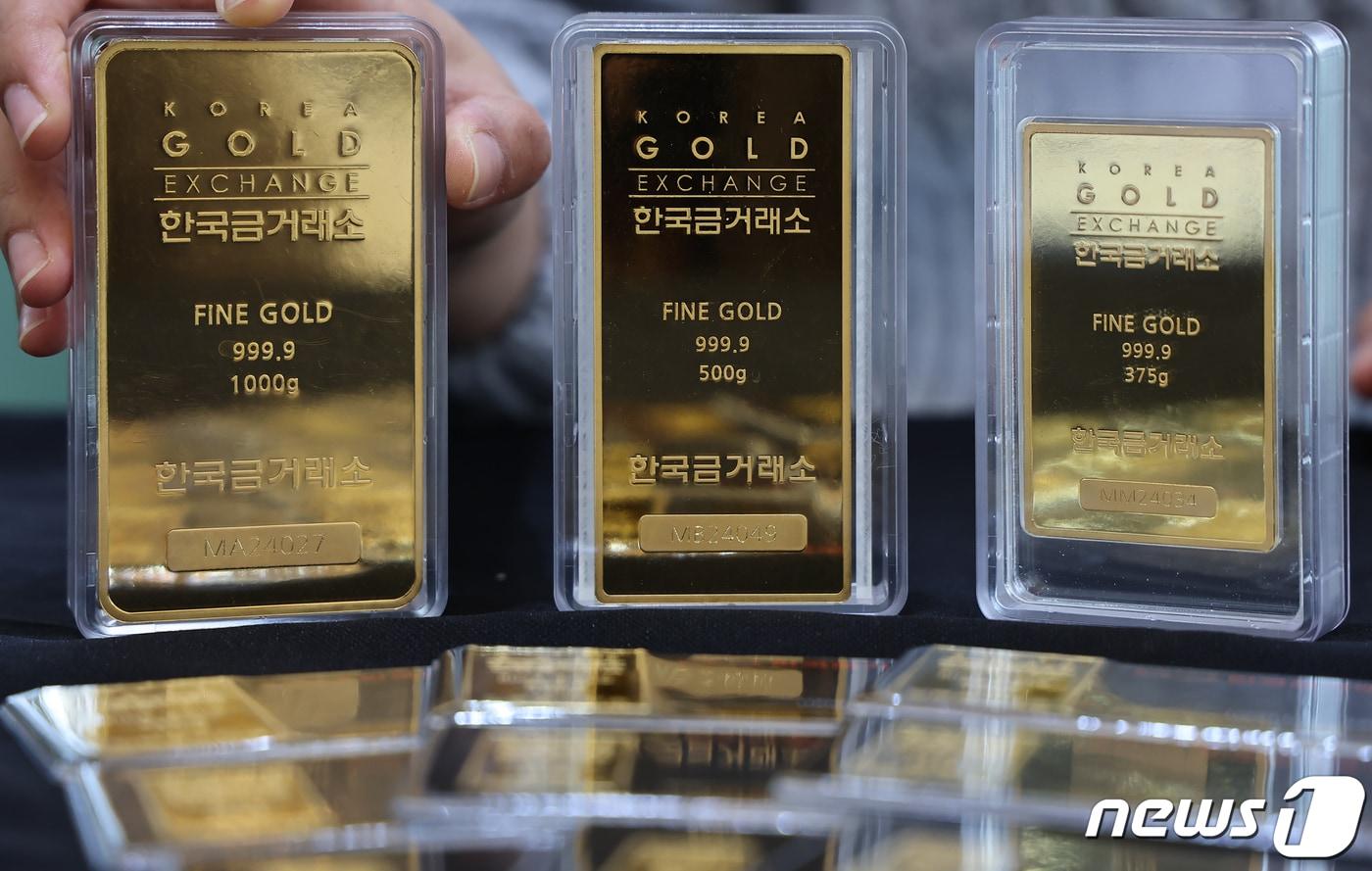 본문 이미지 - 서울 종로구 한국금거래소에서 직원이 금제품을 정리하고 있다.  ⓒ News1 김도우 기자