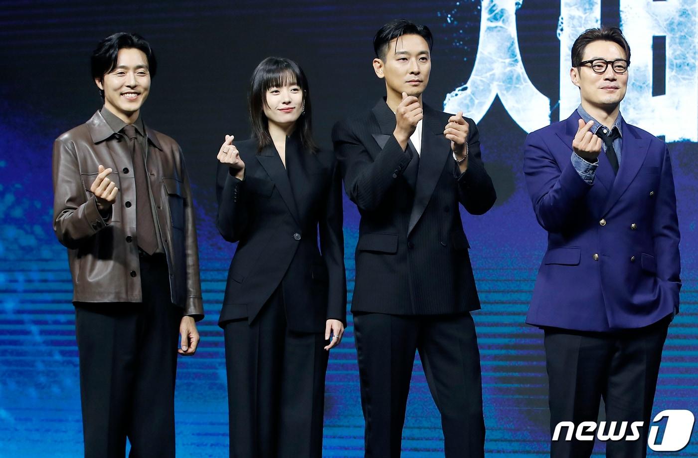 본문 이미지 - 배우 이무생(왼쪽부터)과 한효주, 주지훈, 이희준이 8일 서울 영등포구 콘래드 서울 호텔에서 열린 디즈니+ 오리지널 시리즈 '지배종' 제작발표회에서 포즈를 취하고 있다. '지배종'은 2025년 새로운 인공 배양육의 시대를 연 생명공학기업 BF의 대표 한효주(윤자유 분)와 그녀에게 의도적으로 접근한 퇴역 장교 출신의 경호원 주지훈(우채운 분)이 의문의 죽음과 사건들에 휘말리며, 배후의 실체를 쫓는 이야기를 그렸다. 2024.4.8/뉴스1 ⓒ News1 권현진 기자