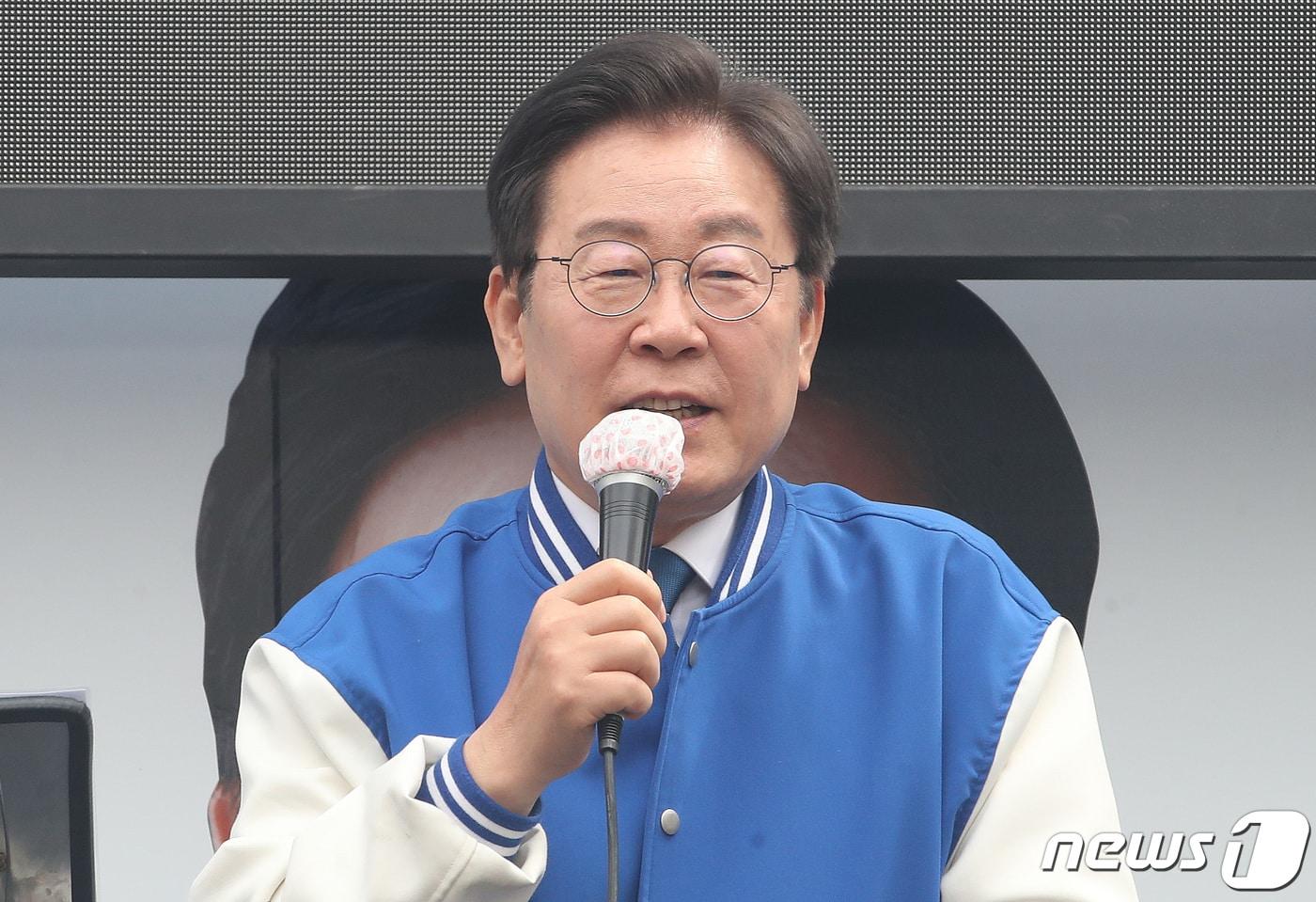 본문 이미지 - 이재명 더불어민주당 대표가 8일 오전 서울 동작구 남성사계시장 앞에서 류삼영 서울 동작을 후보의 지지를 호소하고 있다. 2024.4.8/뉴스1 ⓒ News1 임세영 기자