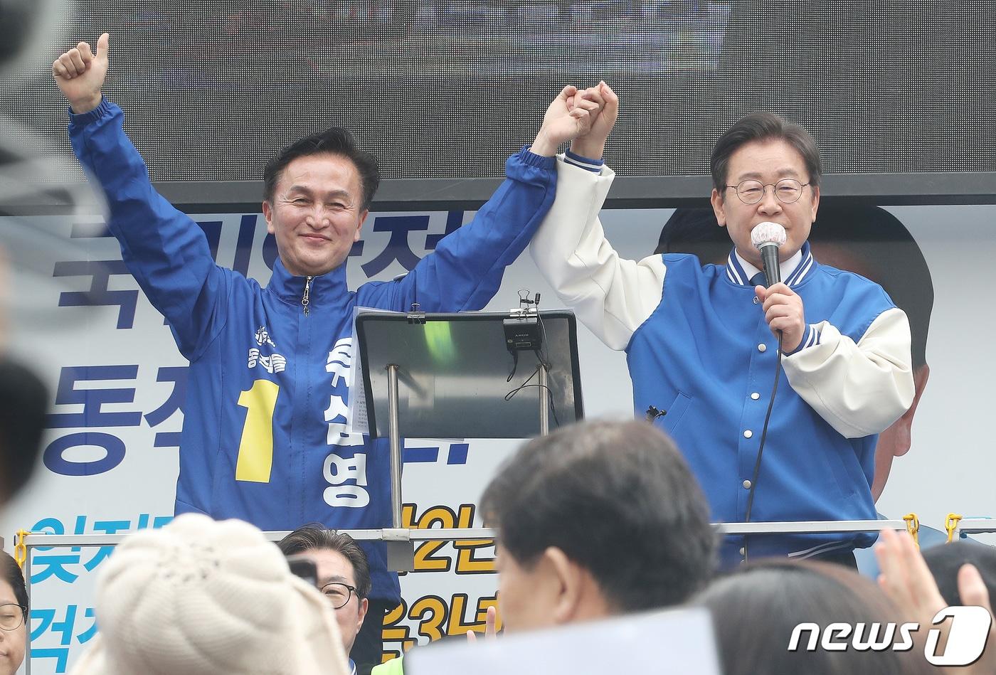 본문 이미지 - 이재명 더불어민주당 대표가 8일 오전 서울 동작구 남성사계시장 앞에서 류삼영 서울 동작을 후보의 지지를 호소하고 있다. 2024.4.8/뉴스1 ⓒ News1 임세영 기자