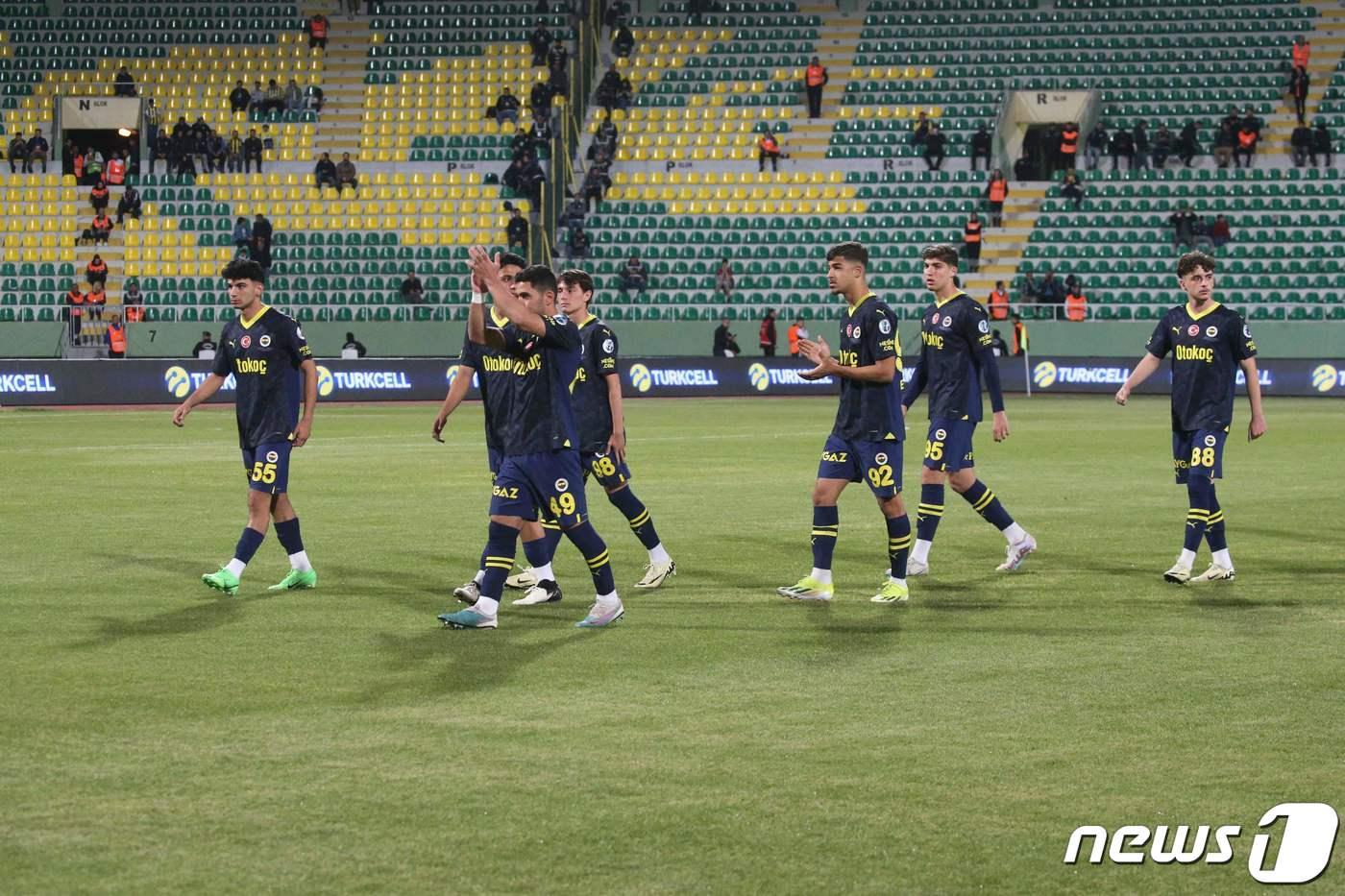 페네르바체 선수들이 슈퍼컵 1분 만에 그라운드를 빠져 나오고 있다. ⓒ AFP=뉴스1