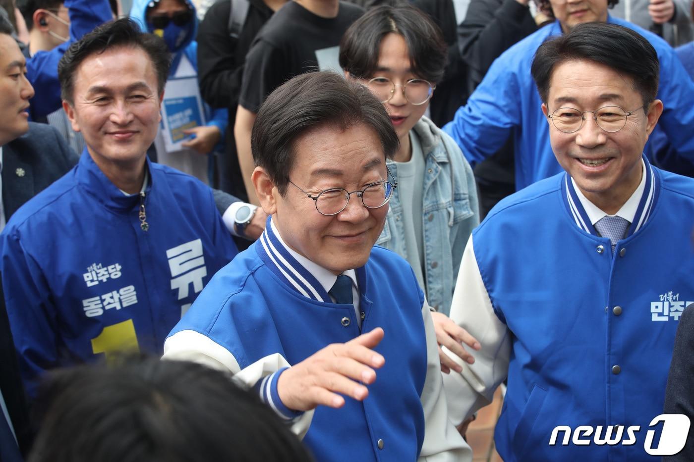 본문 이미지 - 이재명 더불어민주당 대표가 8일 서울 동작구 숭실대학교에서 학생들에게 류삼영 서울 동작을 후보의 지지를 호소하고 있다. 2024.4.8/뉴스1 ⓒ News1 임세영 기자