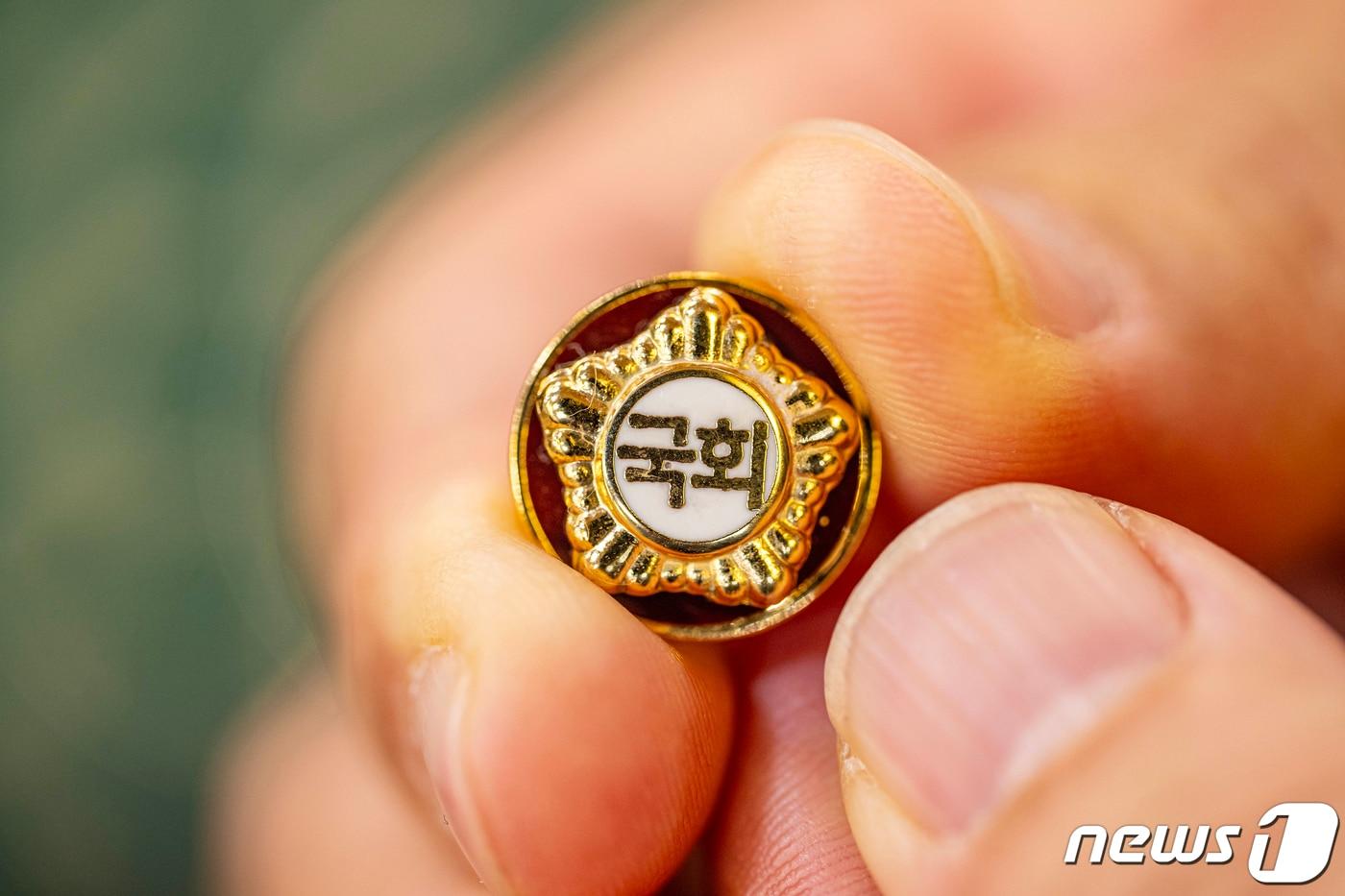 8일 서울 여의도 국회 의원회관에서 열린 제22대 국회 개원종합지원실 현판식에서 국회사무처 직원들이 제22대 국회의원들이 착용할 국회 배지를 공개하고 있다. (공동취재) 2024.4.8/뉴스1 ⓒ News1 송원영 기자