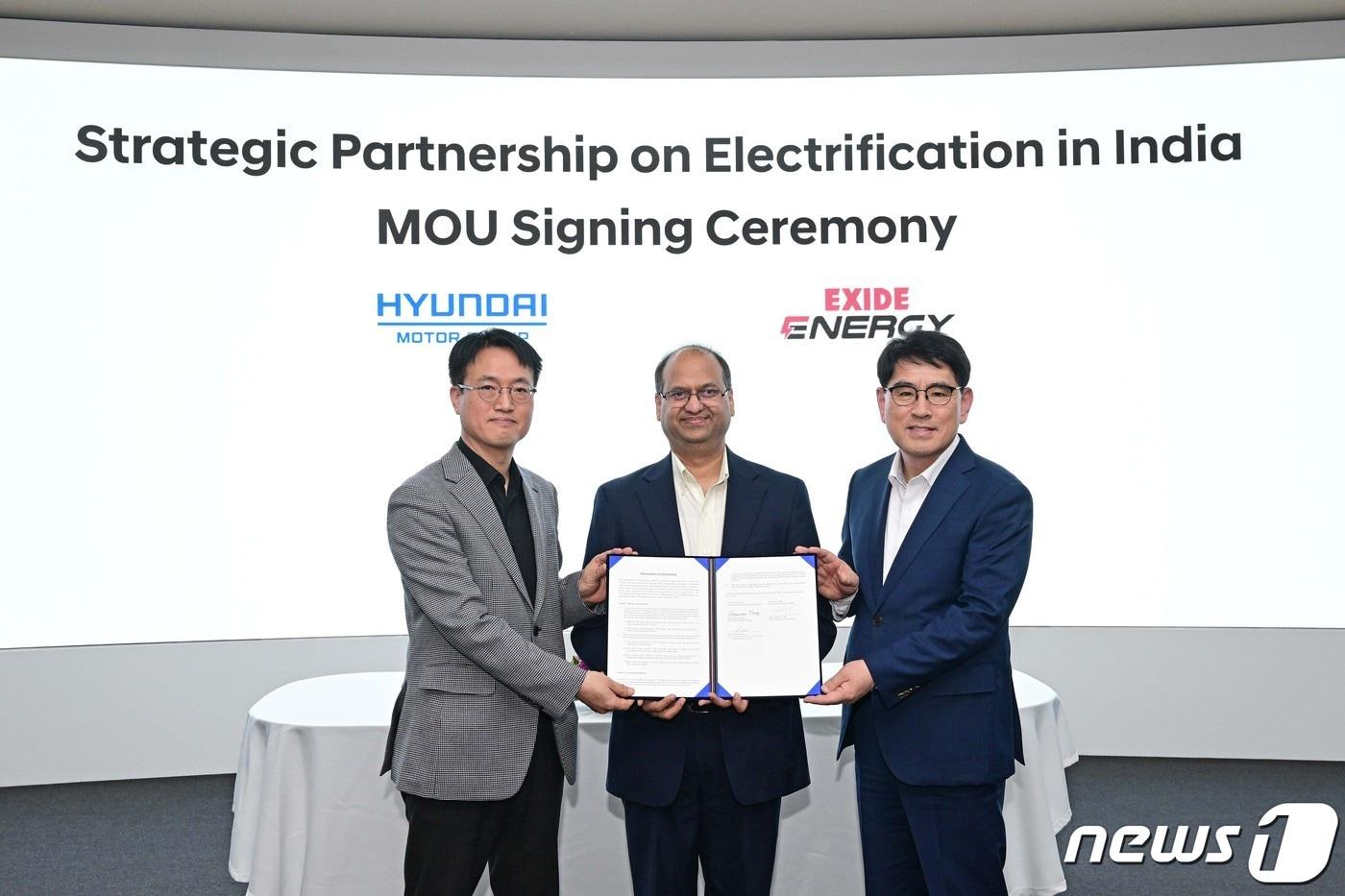 현대차∙기아는 경기 화성 남양연구소에서 엑사이드 에너지(Exide Energy)와 인도 전용 EV 차량의 배터리셀 현지화를 위한 전략적 업무협약을 체결했다고 8일 밝혔다. 사진 좌측부터 현대차∙기아 전동화부품구매사업부 정덕교 상무, 엑사이드 에너지 CEO 만다르 브이 데오, 현대차∙기아 R&D본부장 양희원 사장.(현대차∙기아 제공) 