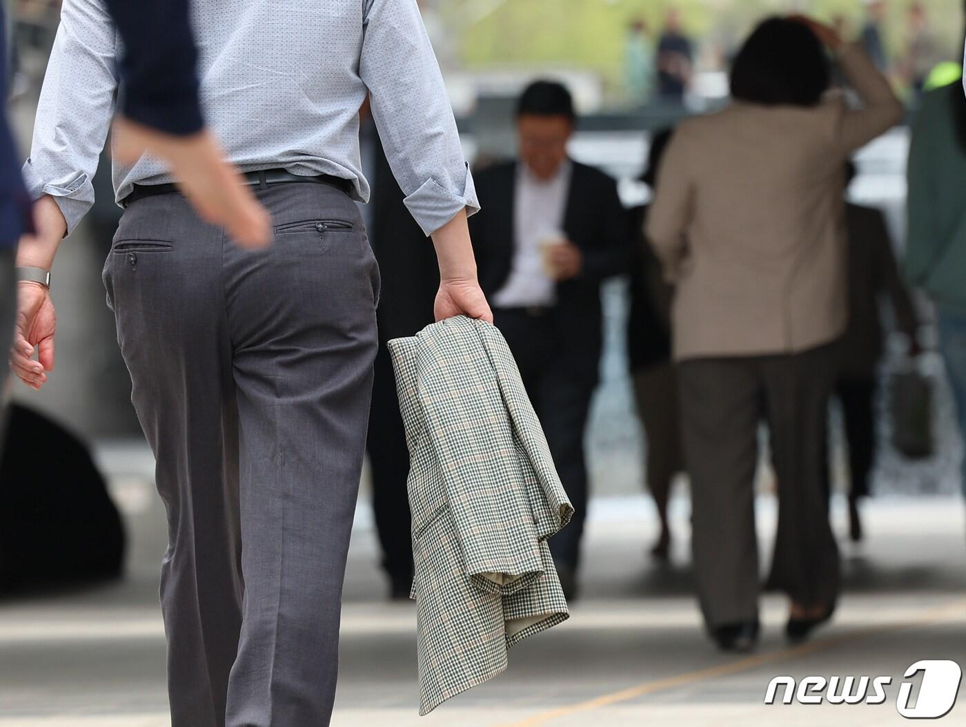 본문 이미지 - 지난해 4월 8일 서울 청계천에서 직장인이 겉옷을 벗고 산책을 하고 있다. &#40;사진은 기사 내용과 무관함&#41; 2024.4.8/뉴스1 ⓒ News1 김도우 기자