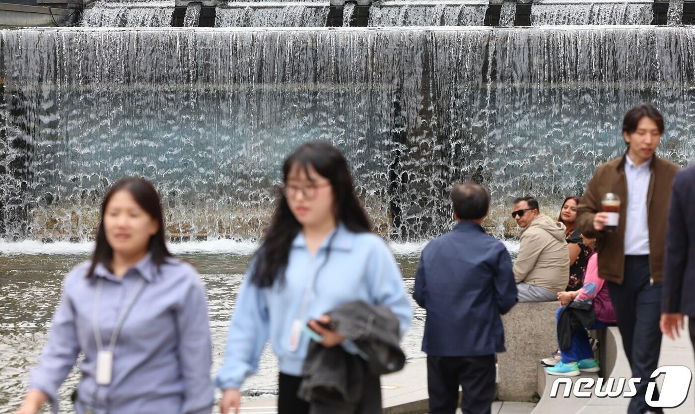 서울 중구 청계천에서 가벼운 옷차림을 한 직장인들이 산책을 하고 있다. (사진은 기사 내용과 무관함) 2024.4.8/뉴스1 ⓒ News1 김도우 기자