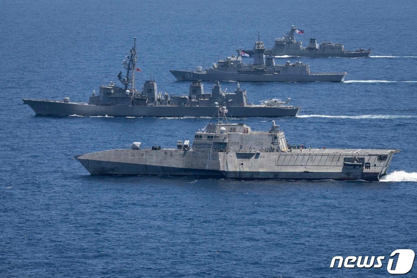 남중국해 필리핀 EEZ해역에서 지난해 4월 진행된 미국과 일본, 호주, 필리핀 합동 해양 훈련에 참가를 한 각국 전투함들이 열을 지어 무력을 과시하고 있다.&#40;호주 국방부 제공&#41; 2024. 4. 8 ⓒ AFP=뉴스1 ⓒ News1 정지윤기자