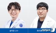본문 이미지 - 충남대병원 혈액종양내과 송익찬 교수(왼쪽)와 충남대 의과대학 최수영 연구원. /뉴스1
