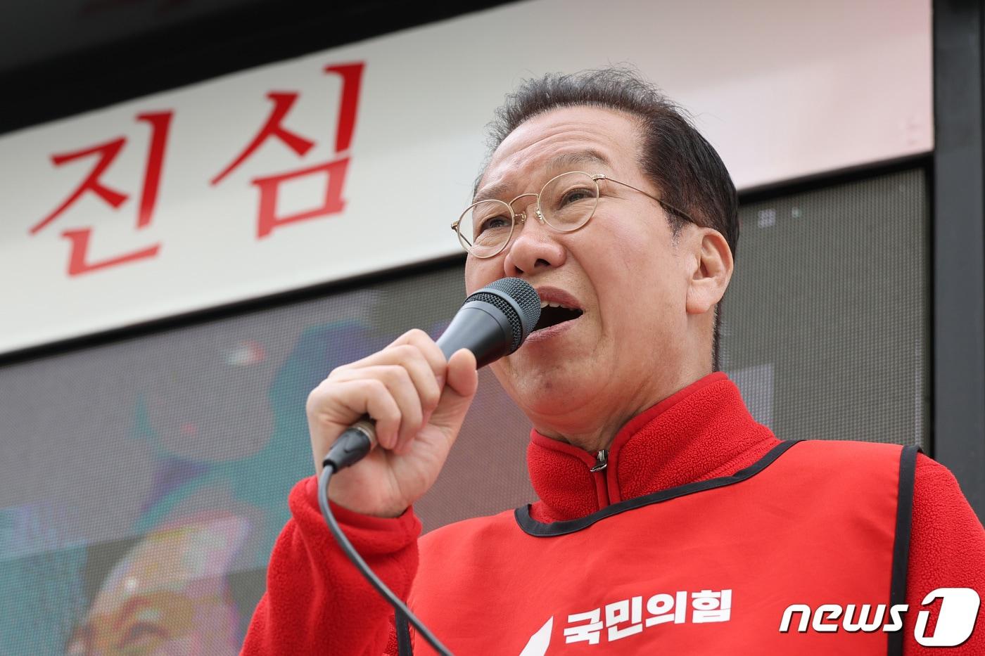 제22대 국회의원선거(총선) 용산구에 출마한 권영세 국민의힘 후보가 8일 오후 서울 용산구 일대를 돌며 차량 유세를 하고 있다. 2024.4.8/뉴스1 ⓒ News1 신웅수 기자