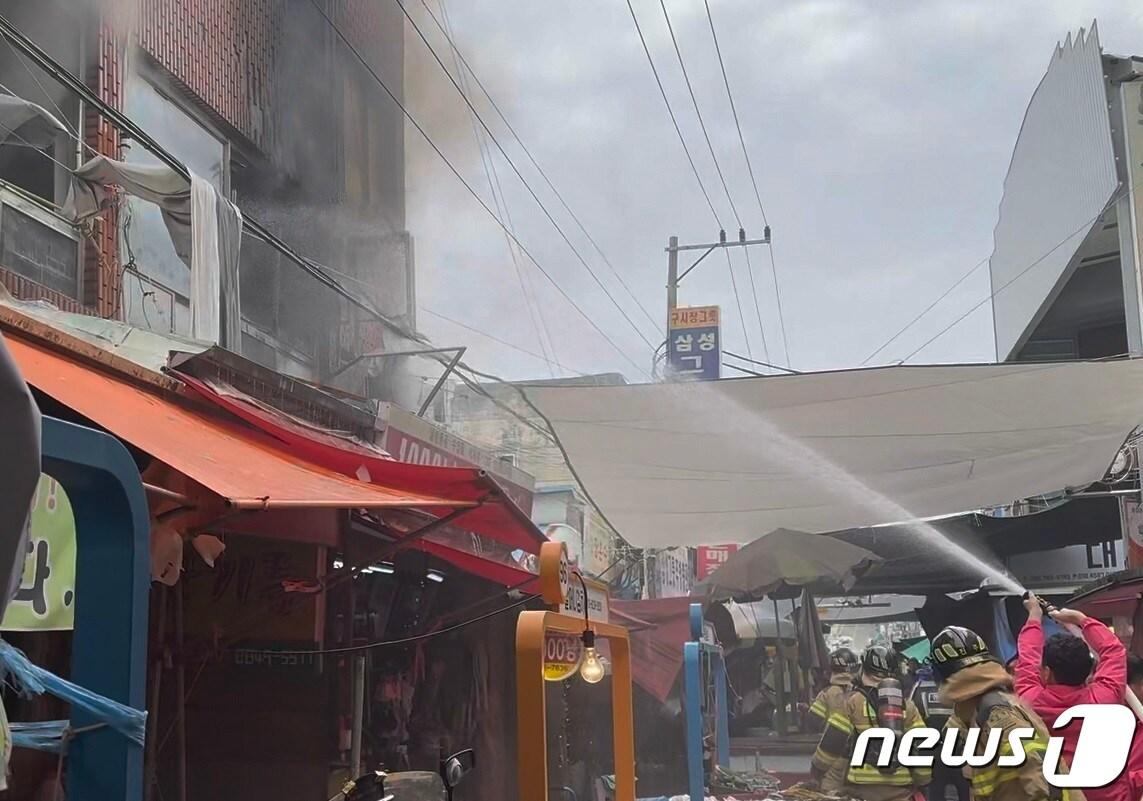 본문 이미지 - 화재가 발생한 진주 전통시장 상가주택(경남소방본부 제공). 2024.4.8