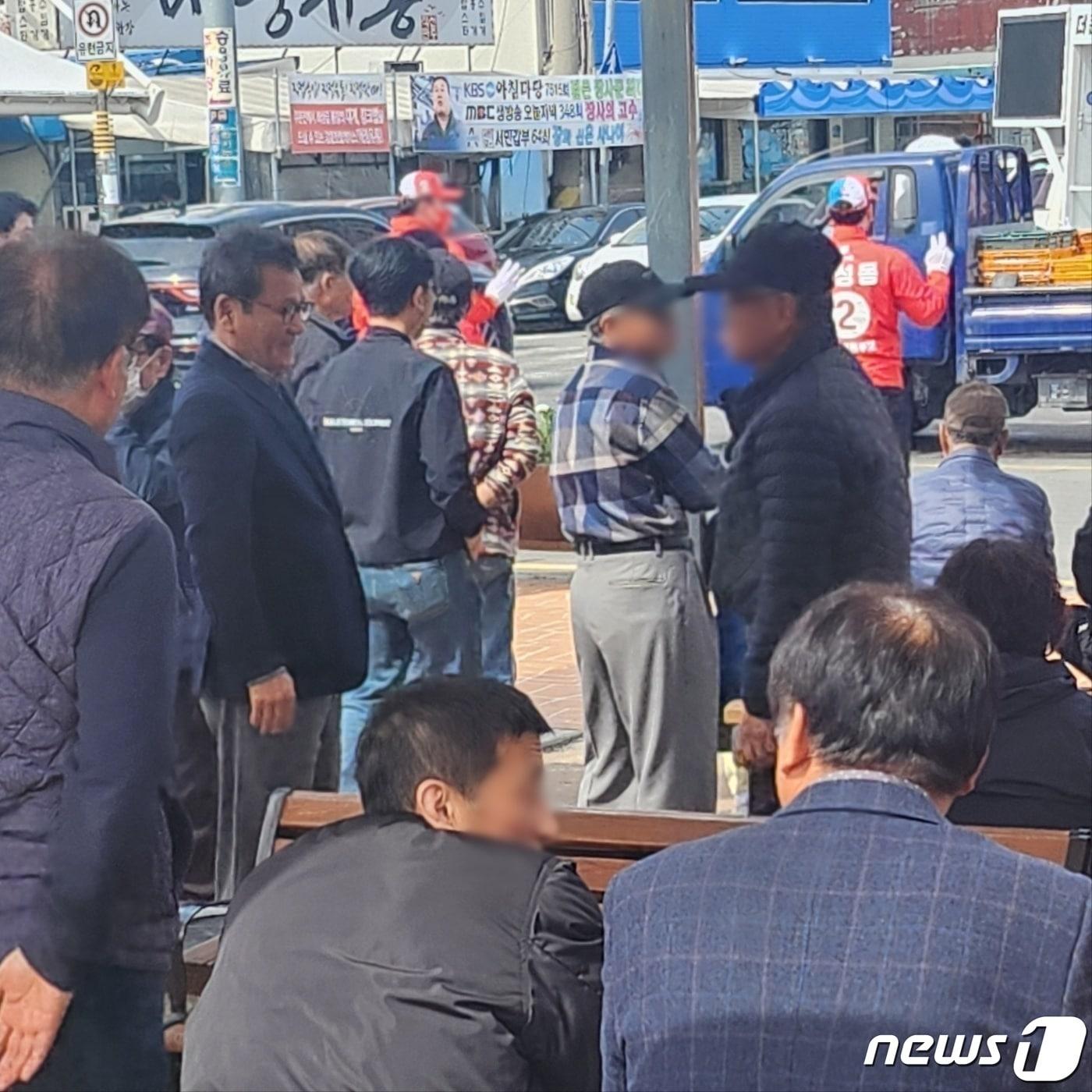 본문 이미지 - 제22대 총선 강릉선거구 김중남 더불어민주당 후보 캠프에서 김홍규 강릉시장이 지난 6일 권성동 국민의힘 후보 유세현장에서 시민들과 인사를 나눴다고 주장하며 공개한 사진.(김중남 후보 캠프 제공) 2024.4.8/뉴스1