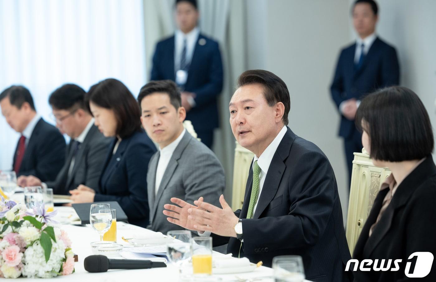 본문 이미지 - 윤석열 대통령이 8일 용산 대통령실 청사에서 열린 스타트업 청년과의 오찬 간담회에서 발언하고 있다. (대통령실 제공) 2024.4.8/뉴스1 ⓒ News1 오대일 기자