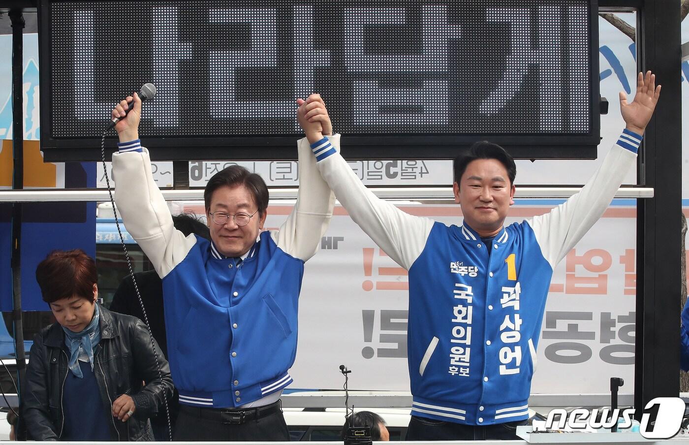 본문 이미지 - 이재명 더불어민주당 대표가 8일 오후 서울 종로구 종로 인근에서 곽상언 서울 종로 후보의 지지를 호소하고 있다. 2024.4.8/뉴스1 ⓒ News1 임세영 기자