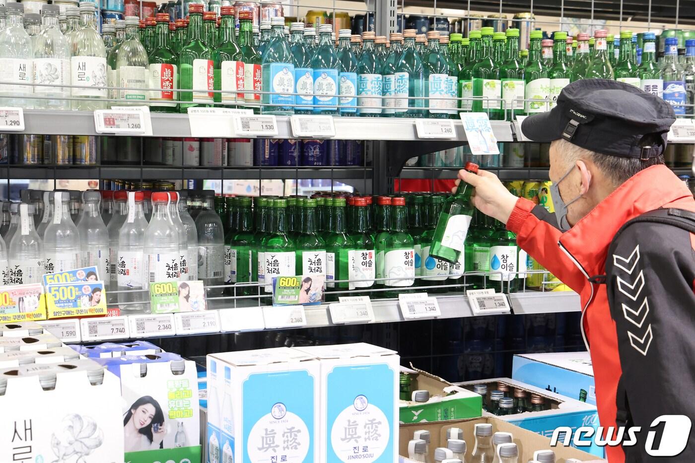 서울의 한 대형마트에서 시민들이 맥주와 소주 등 주류 제품을 구입하고 있다. /뉴스1 ⓒ News1 