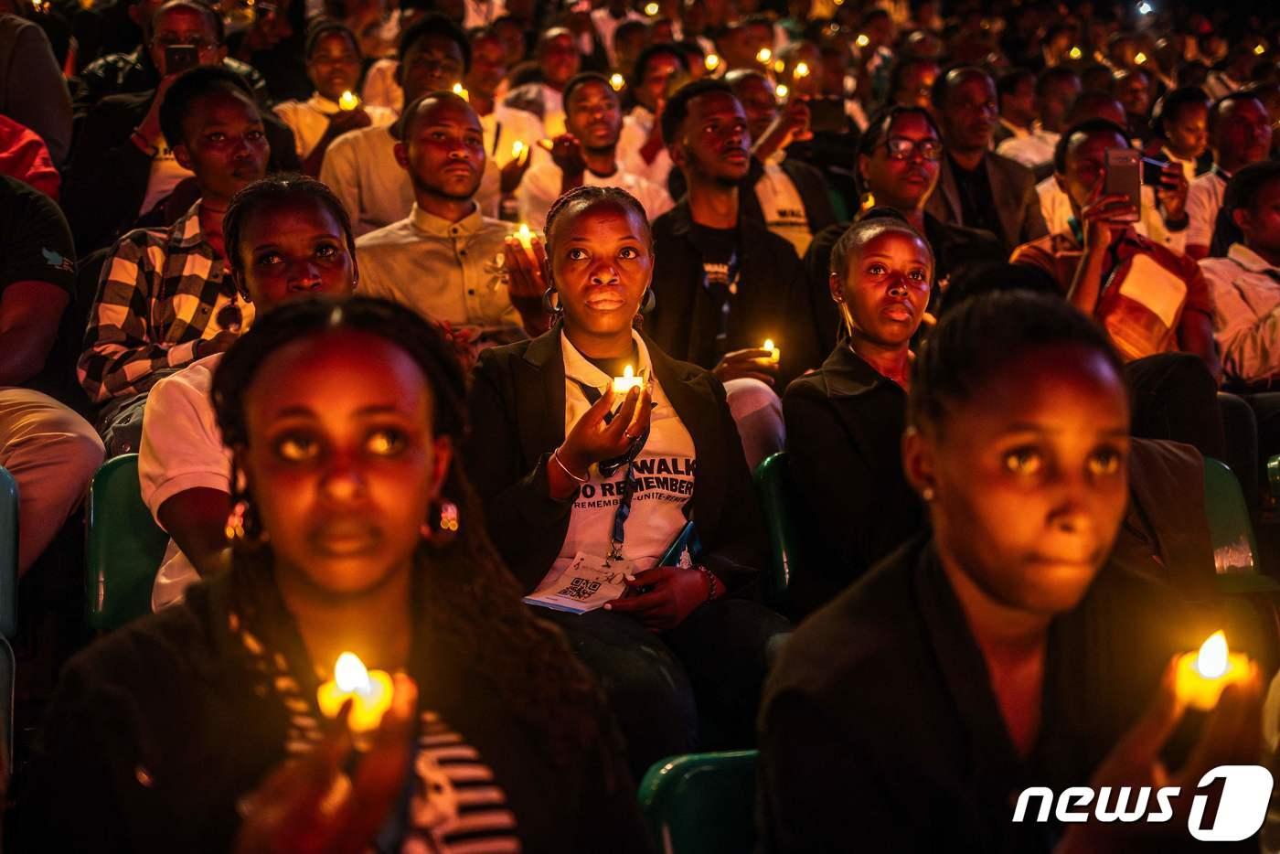 7일(현지시간) 르완다 수도 키갈리에서 진행된 '르완다 집단 학살 30주년 기념식'에서 르완다 젊은이들이 촛불을 들고 있다. 2024.04.08 ⓒ AFP=뉴스1 ⓒ News1 조소영 기자