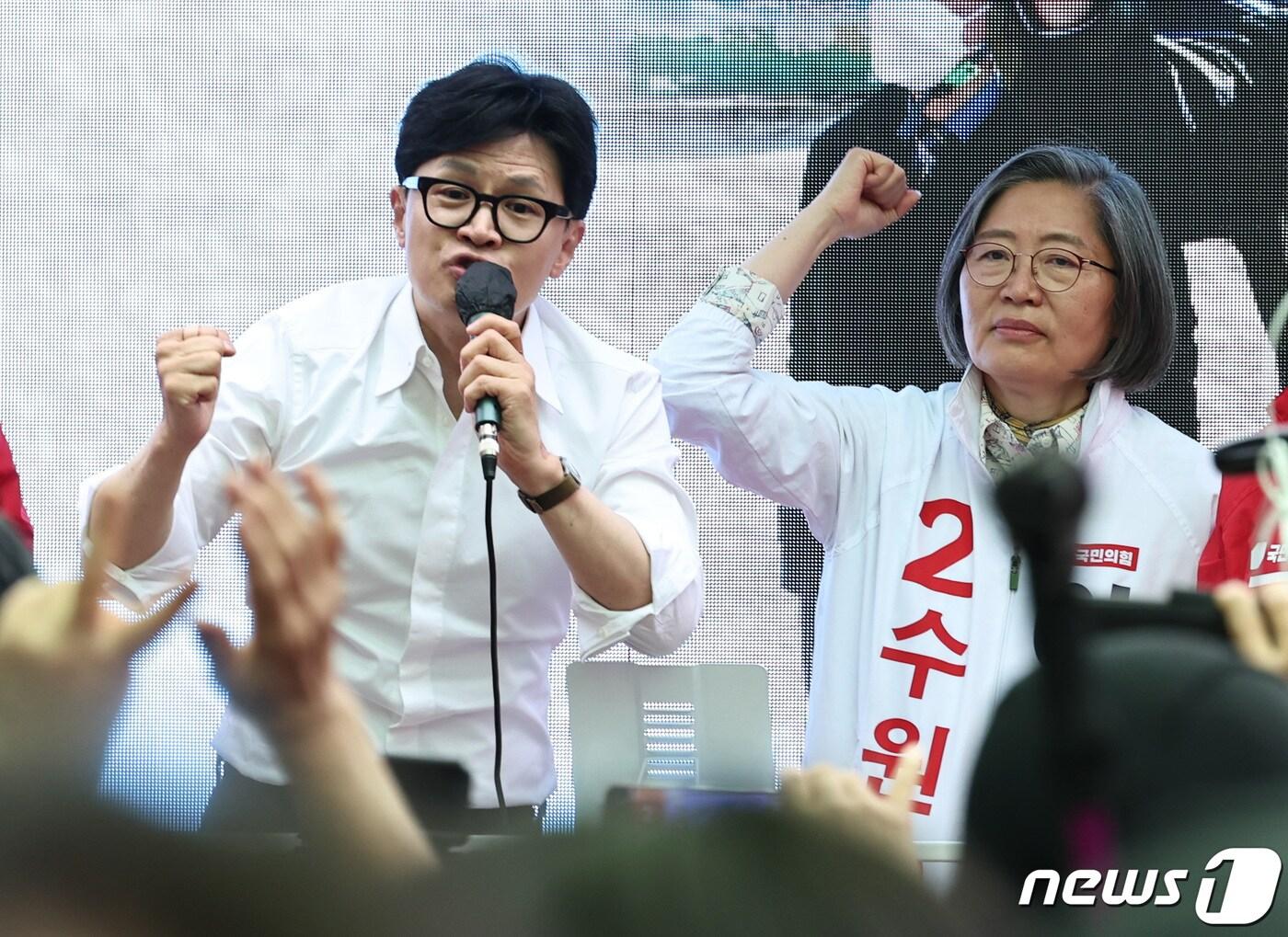 본문 이미지 - 한동훈 국민의힘 비상대책위원장 겸 총괄선거대책위원장이 지난 4월 8일 오후 경기 수원시 장안구 북수원시장 일대에서 집중유세를 하고 있다. 오른쪽은 이수정 수원정 후보. 2024.4.8/뉴스1 ⓒ News1 구윤성 기자