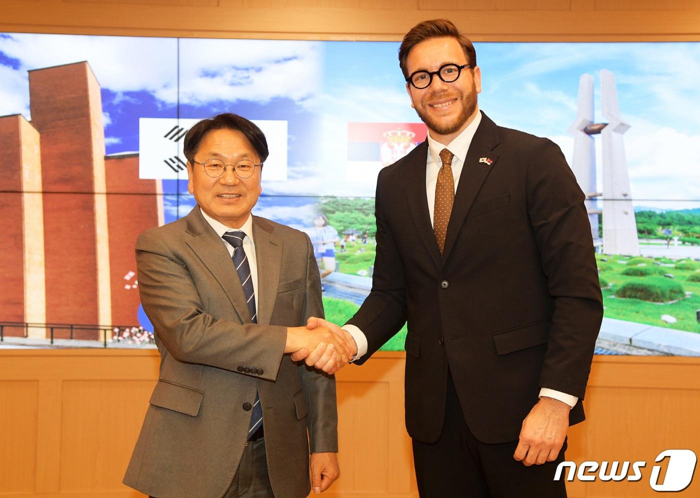 강기정 광주시장이 8일 오후 시청 비즈니스룸에서 네마냐 그르비치 주한 세르비아 대사와 세르비아 크라구예바츠 시와 자매결연에 대한 의견을 나눈 후 기념촬영을 하고 있다.(광주시 제공)2024.4.8/뉴스1 