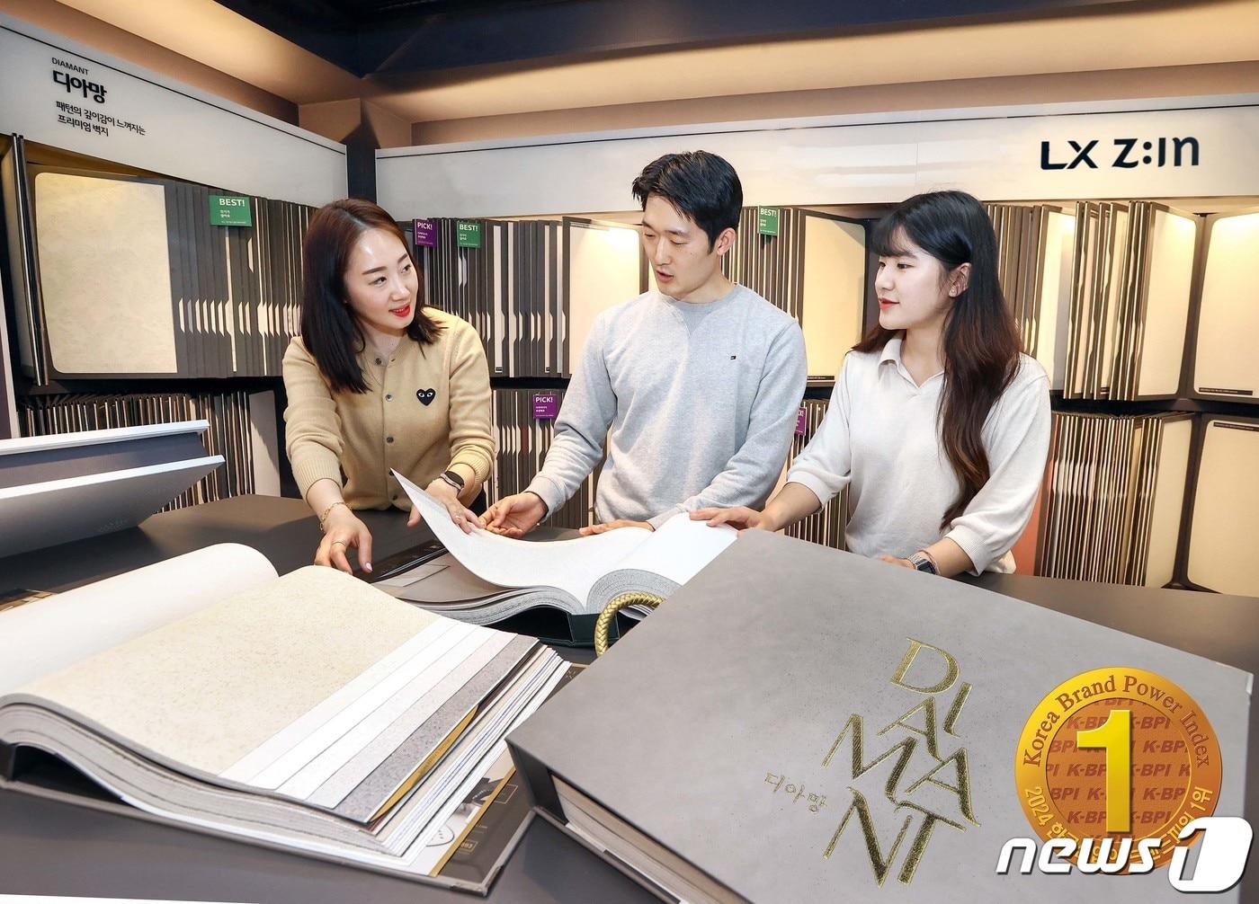 본문 이미지 - LX하우시스 지인스퀘어 강남점에서 소비자가 벽지 디아망 제품을 살펴보고 있다.(LX하우시스 제공) 2024.4.8 
