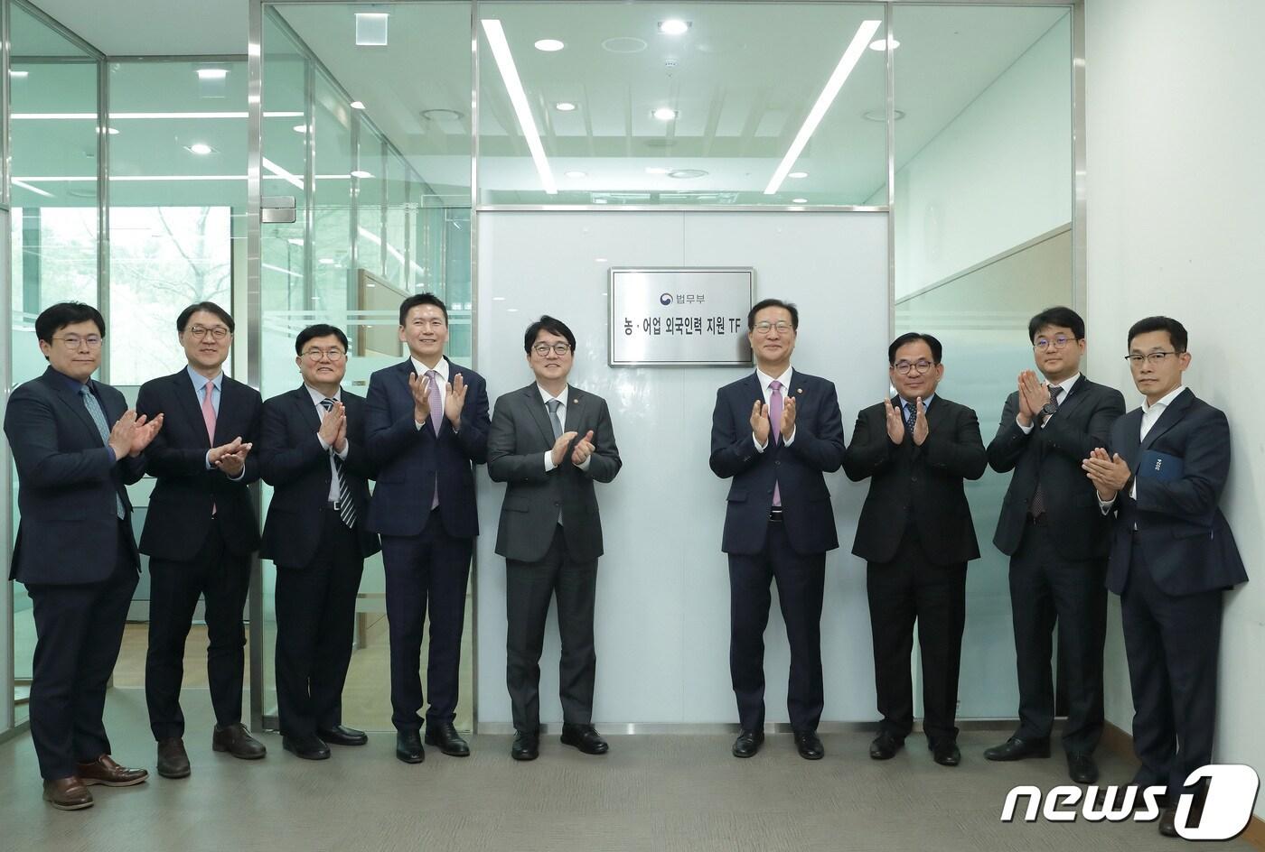 박성재 법무부 장관(우측 넷째)이 8일 농림축산식품부, 해양수산부 관계자들과 '농·어업 외국인력 지원 태스크포스' 현판식을 열고 기념촬영을 하고 있다. 2024.4.8./ⓒ 뉴스1(법무부 제공)