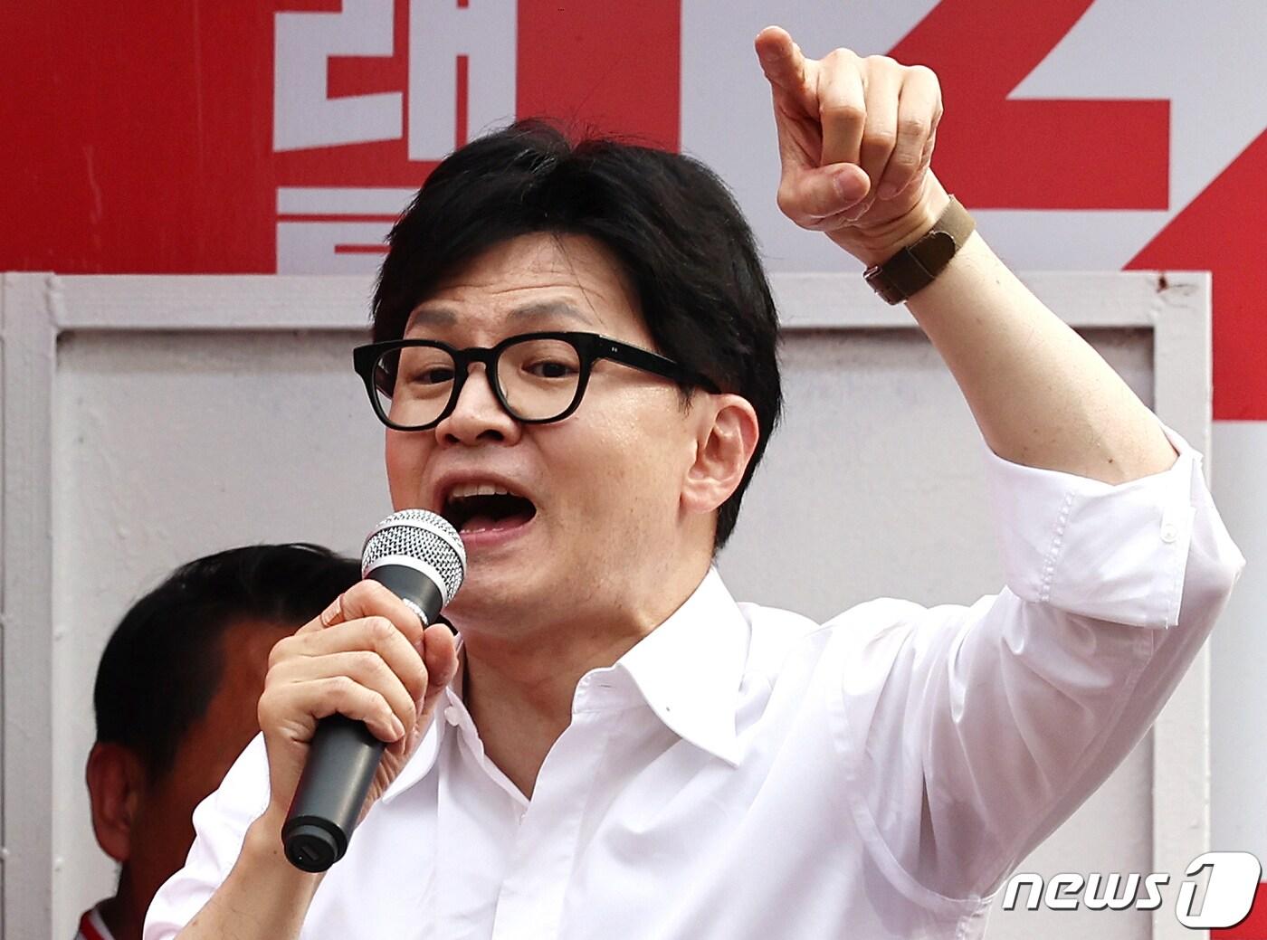 본문 이미지 - 한동훈 국민의힘 비상대책위원장 겸 총괄선거대책위원장이 8일 오후 경기 성남시 분당구 야탑광장에서 지원유세를 하고 있다. 2024.4.8/뉴스1 ⓒ News1 구윤성 기자