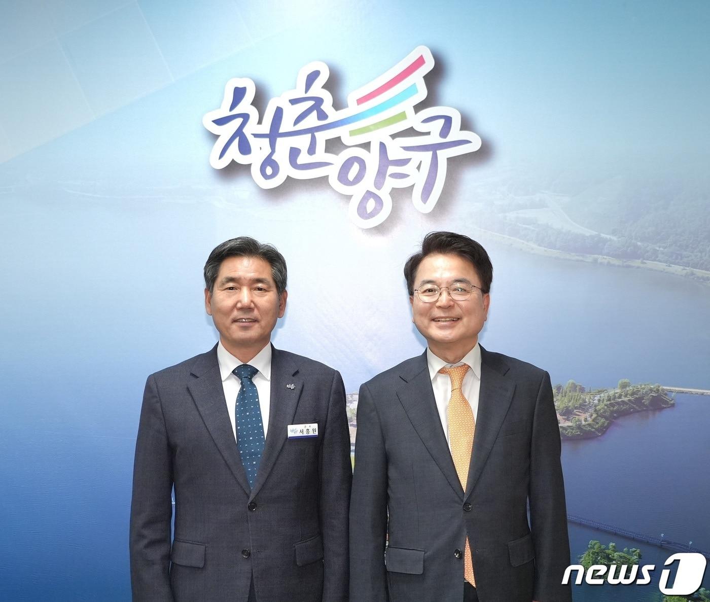 본문 이미지 - 서흥원 양구군수(사진 왼쪽)와  육동한 춘천시장.(춘천시 제공)