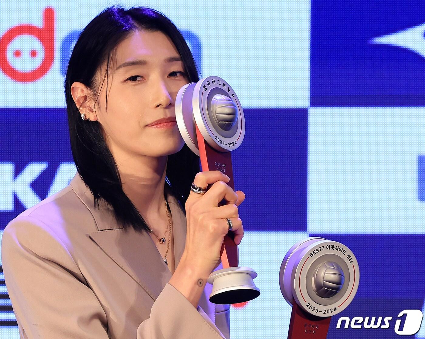 본문 이미지 - 흥국생명 김연경이 8일 오후 서울 서초구 더케이 호텔 서울 그랜드볼룸에서 열린 '도드람 2023-2024 V-리그 시상식'을 마친 뒤 정규리그 MVP, 여자부 베스트7 아웃사이드 히터 트로피를 들고 포즈를 취하고 있다. 2024.4.8/뉴스1 ⓒ News1 김진환 기자