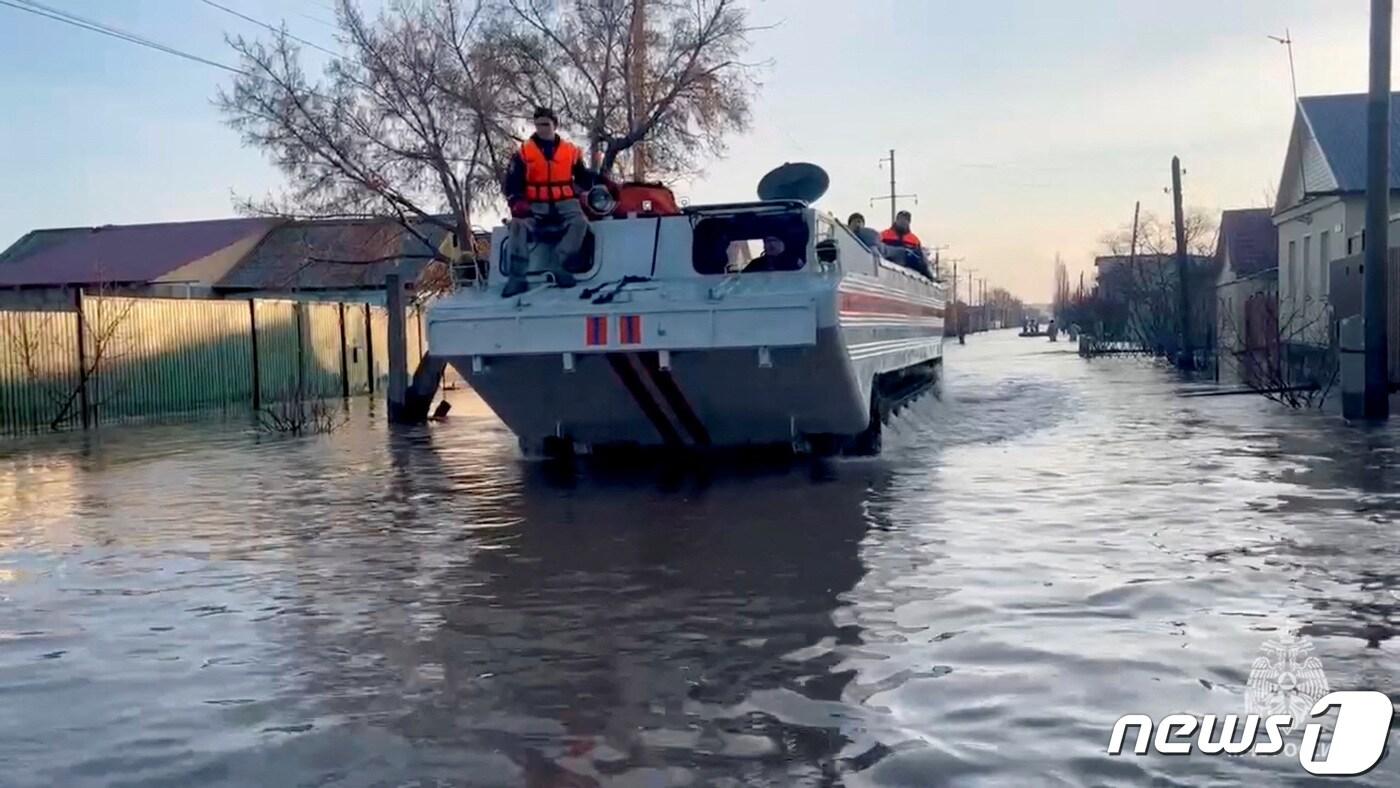 본문 이미지 - 러시아 남부 우랄산맥 인근 오렌부르크주 오르스크시에서 댐 붕괴로 주택들이 침수해 구조대원들이 수색 작업을 벌이고 있다. 2024.4.6 ⓒ 로이터=뉴스1 ⓒ News1 강민경 기자