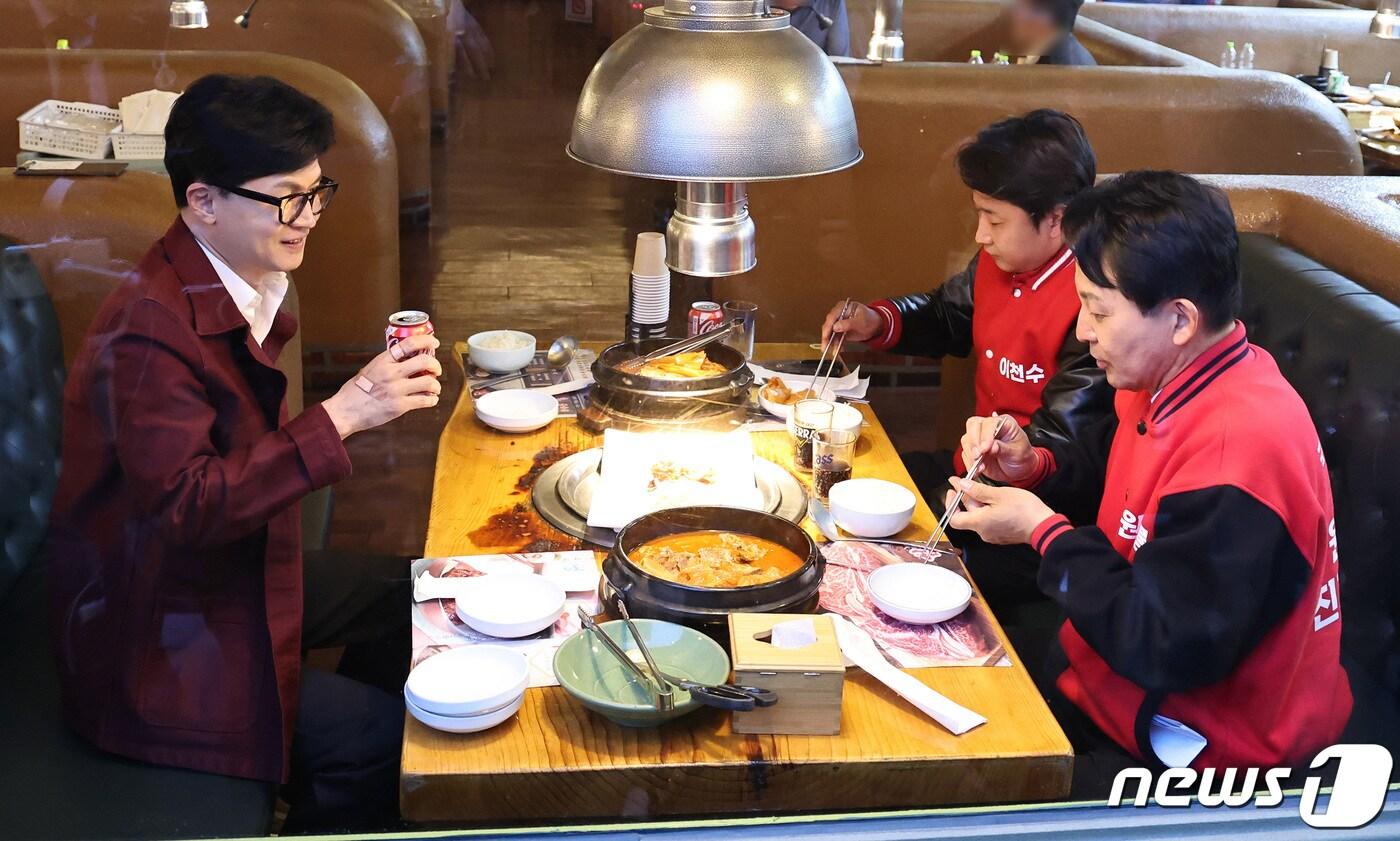 본문 이미지 - 한동훈 국민의힘 비상대책위원장 겸 총괄선거대책위원장이 8일 오후 8일 오후 인천 계양구의 한 고깃집을 찾아 원희룡 후보, 이천수 씨와 함께 식사를 하고 있다. 2024.4.8/뉴스1 ⓒ News1 구윤성 기자