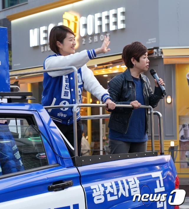 본문 이미지 -  개그우먼 김미화 씨가 지난 7일 오후 유세차에 올라 "고민정 후보 마음이 착하고 섹시하다"며 한 표를 호소했다. (SNS 갈무리) ⓒ 뉴스1