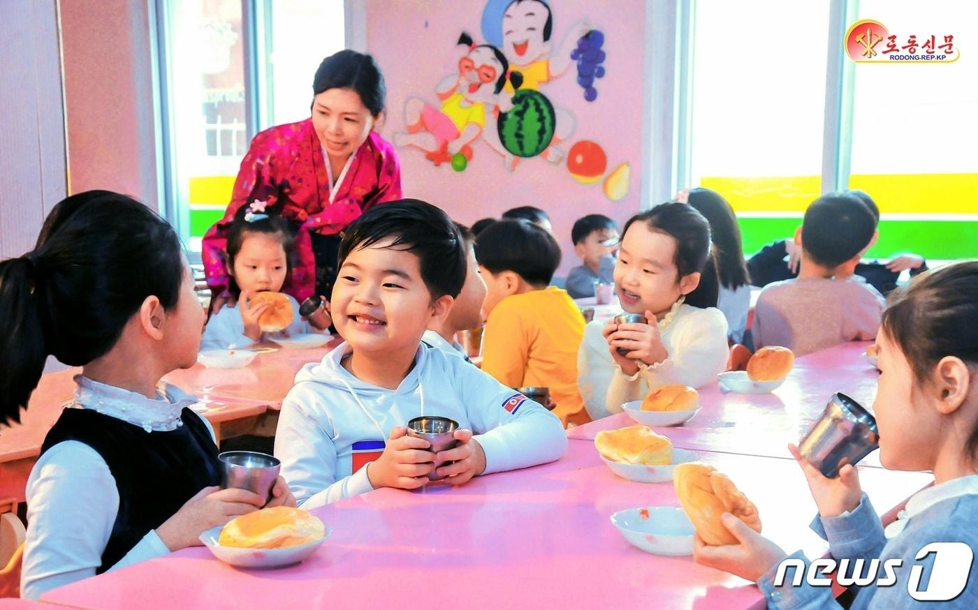 본문 이미지 - (평양 노동신문=뉴스1) = 북한 노동당 기관지 노동신문에 보도된 평양교원대학부속 모란봉구역 개선유치원 교원들과 아이들의 모습. [국내에서만 사용가능. 재배포 금지. DB 금지. For Use Only in the Republic of Korea. Redistribution Prohibited] rodongphoto@news1.kr