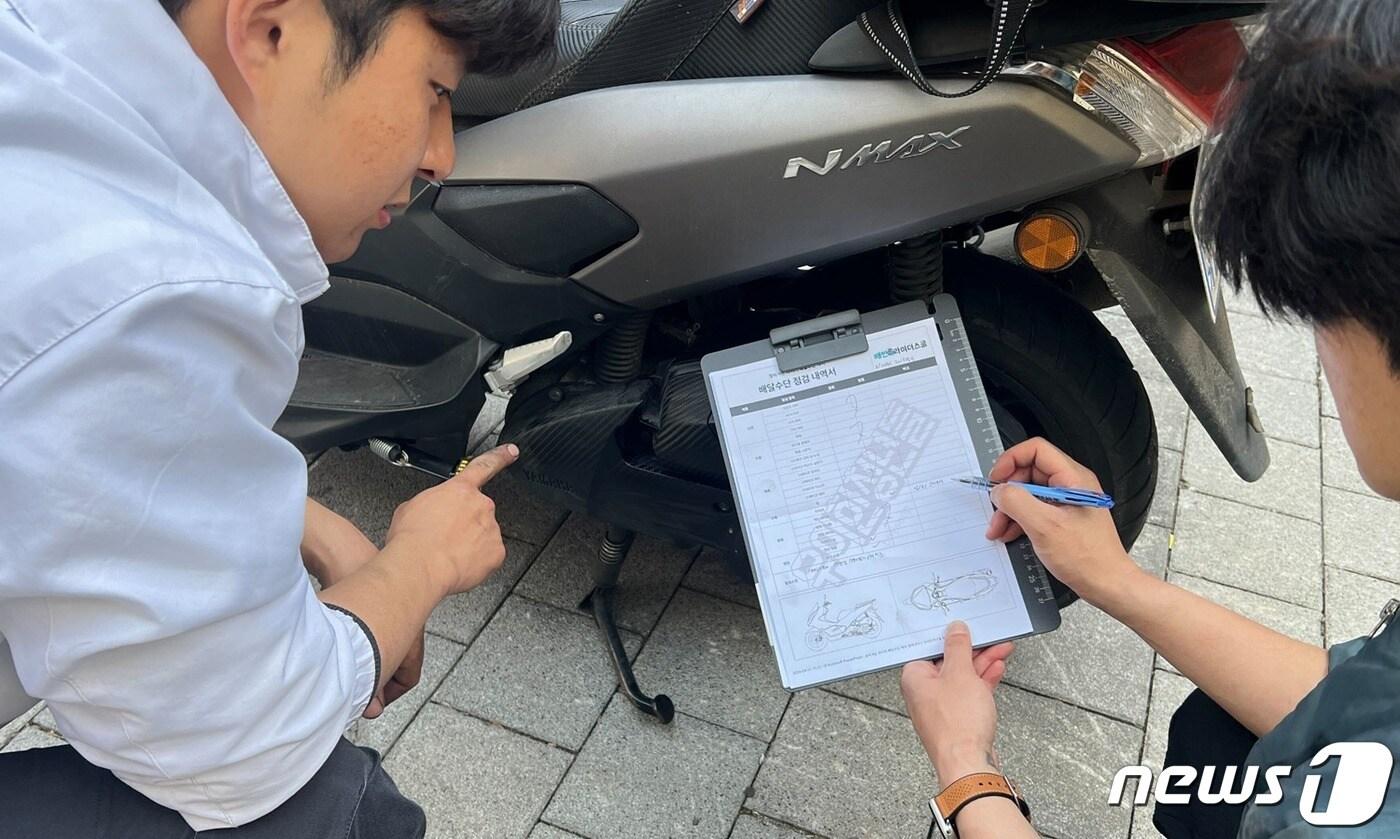 본문 이미지 -  우아한청년들은 영등포 이동노동자 쉼터에서 이륜차 라이더를 대상으로 오토바이를 무상으로 점검하고 소모품을 교체해 주는 라이더 배달수단 케어를 진행했다.(우아한청년들 제공) 