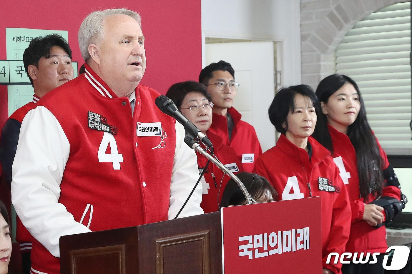 본문 이미지 - 인요한 국민의미래 선거대책위원장이 9일 오전 서울 여의도 중앙당사에서 열린 대국민 본투표 참여호소 기자회견에서 발언을 하고 있다. 2024.4.9/뉴스1 ⓒ News1 임세영 기자