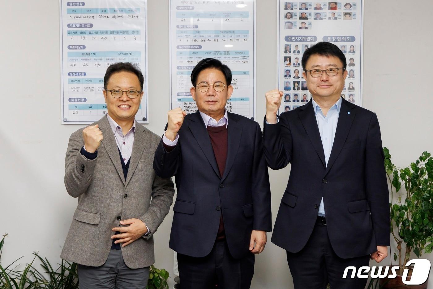 본문 이미지 - 박강수 마포구청장(가운데)이 우리은행 기관그룹 조세형 부행장(오른쪽), 서울신용보증재단 마포지점 최명진 지점장(왼쪽)과 기념촬영을 하고 있다.(마포구청 제공)