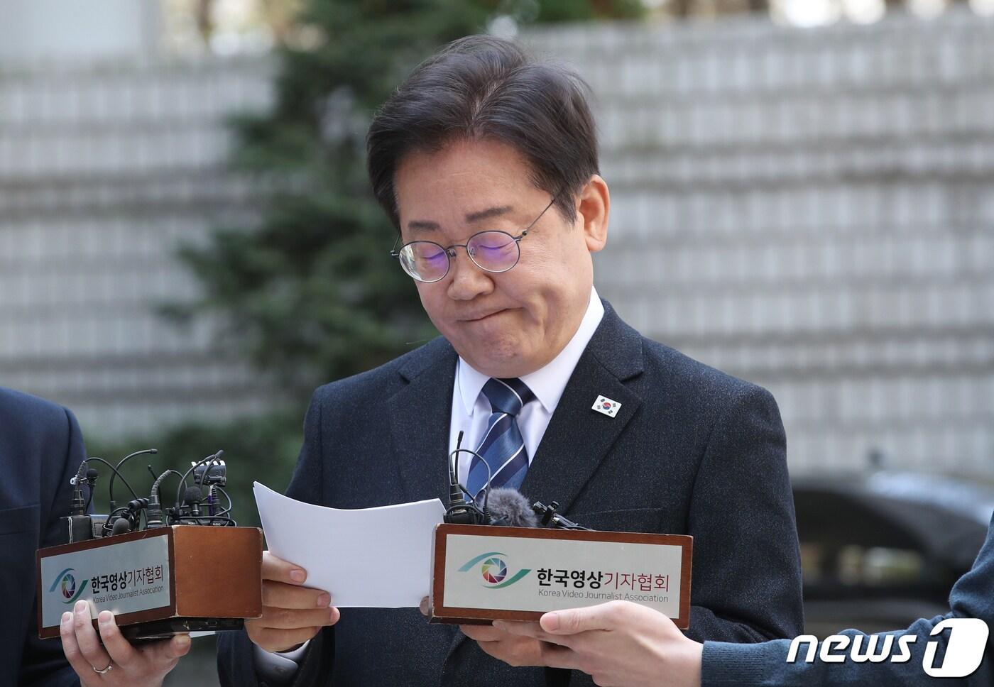 본문 이미지 - 이재명 더불어민주당 대표가 제22대 총선을 하루 앞둔 9일 오전 서울 서초구 서울중앙지방법원에서 열리는 '대장동 배임·성남FC 뇌물' 관련 특정범죄가중처벌등에관한법률위반(뇌물) 등 공판에 출석하며 기자회견을 하던 도중 감정이 복받친 듯 울먹 거렸다. 2024.4.9/뉴스1 ⓒ News1 이광호 기자