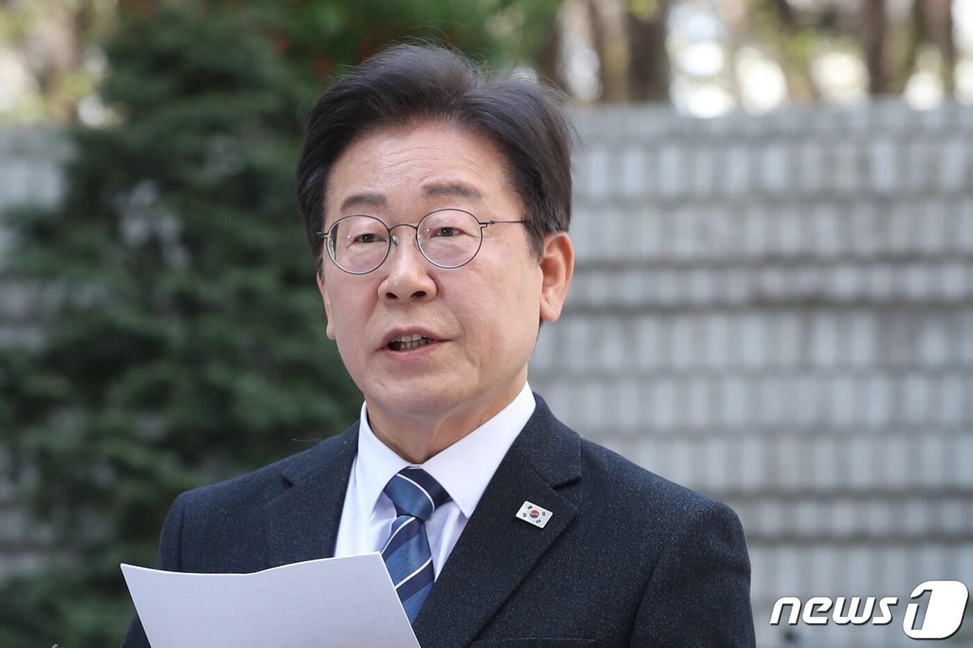 본문 이미지 - 이재명 더불어민주당 대표가 제22대 총선을 하루 앞둔 9일 오전 서울 서초구 서울중앙지방법원에서 열리는 '대장동 배임·성남FC 뇌물' 관련 특정범죄가중처벌등에관한법률위반(뇌물) 등 공판 출석에 앞서 기자회견을 하고 있다. 2024.4.9/뉴스1 ⓒ News1 이광호 기자