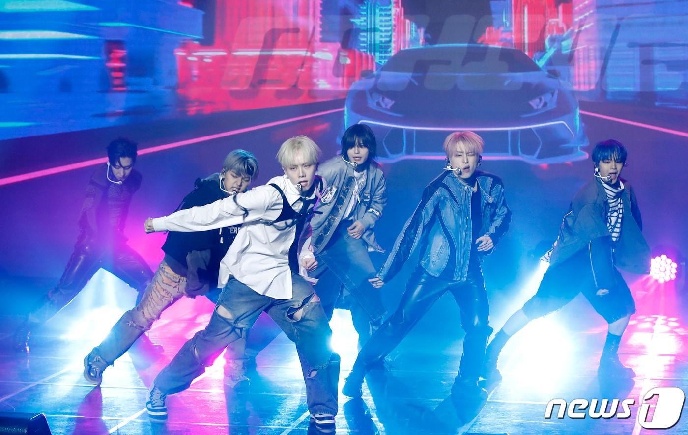 그룹 엔카이브(NCHIVE)가 9일 서울 강남구 일지아트홀에서 가진 첫 번째 싱글 앨범 '드라이브(DRIVE)' 발매 쇼케이스에서 타이틀 곡 ‘레이서’를 선보이고 있다. 2024.4.9/뉴스1 ⓒ News1 권현진 기자