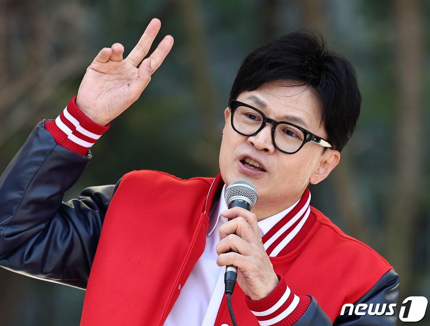 본문 이미지 - 한동훈 국민의힘 비상대책위원장 겸 총괄선거대책위원장이 9일 오전 서울 성동구 왕십리역광장에서 윤희숙(중‧성동갑) 후보 지원유세를 하고 있다. 2024.4.9/뉴스1 ⓒ News1 구윤성 기자