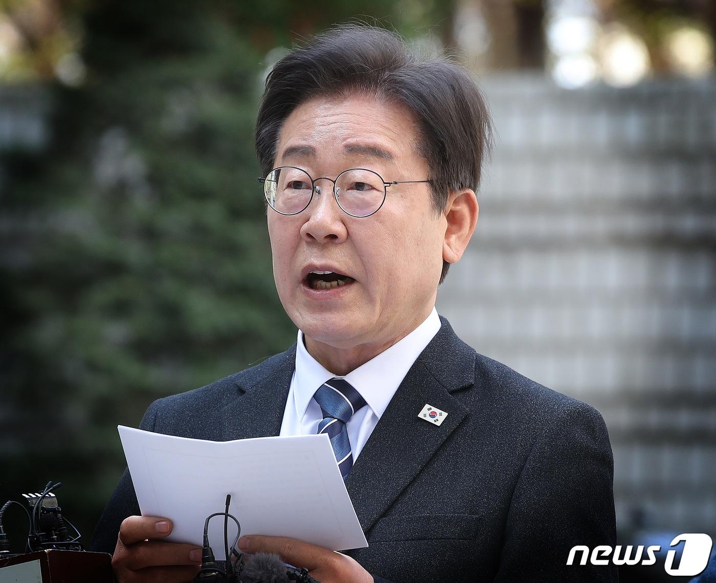 본문 이미지 - 이재명 더불어민주당 대표가 제22대 총선을 하루 앞둔 9일 오전 서울 서초구 서울중앙지방법원에서 열리는 '대장동 배임·성남FC 뇌물' 관련 특정범죄가중처벌등에관한법률위반(뇌물) 등 공판에 출석하며 기자회견을 하고 있다. 2024.4.9/뉴스1 ⓒ News1 이광호 기자