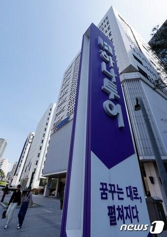 본문 이미지 - 서울 종로구 하나투어 본사 앞을 시민들이 지나가고 있다. 2024.4.9/뉴스1 ⓒ News1 안은나 기자