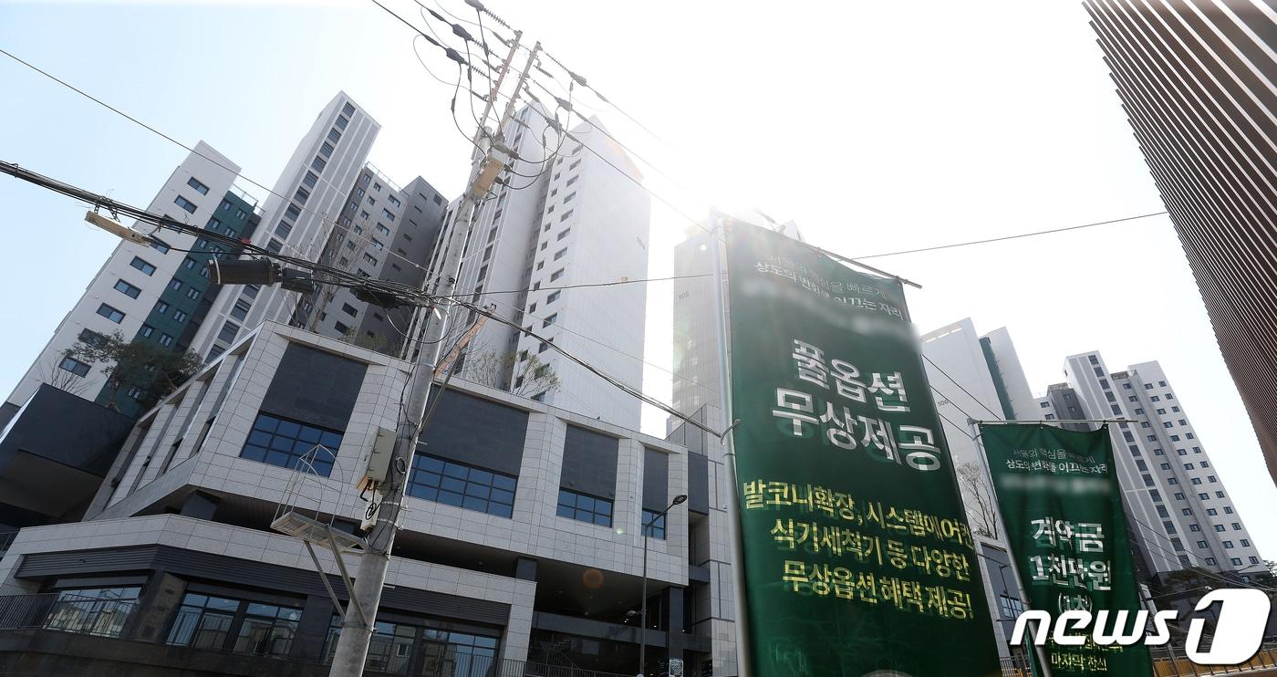  9일 서울 시내의 한 미분양 아파트 분양 사무소 앞에 현수막이 게시돼 있다. 2024.4.9/뉴스1 ⓒ News1 이승배 기자