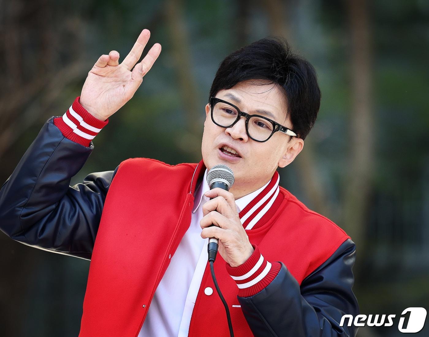 본문 이미지 - 한동훈 국민의힘 비상대책위원장 겸 총괄선거대책위원장이 9일 오전 서울 성동구 왕십리역광장에서 윤희숙(중‧성동갑) 후보 지원유세를 하고 있다. 2024.4.9/뉴스1 ⓒ News1 구윤성 기자