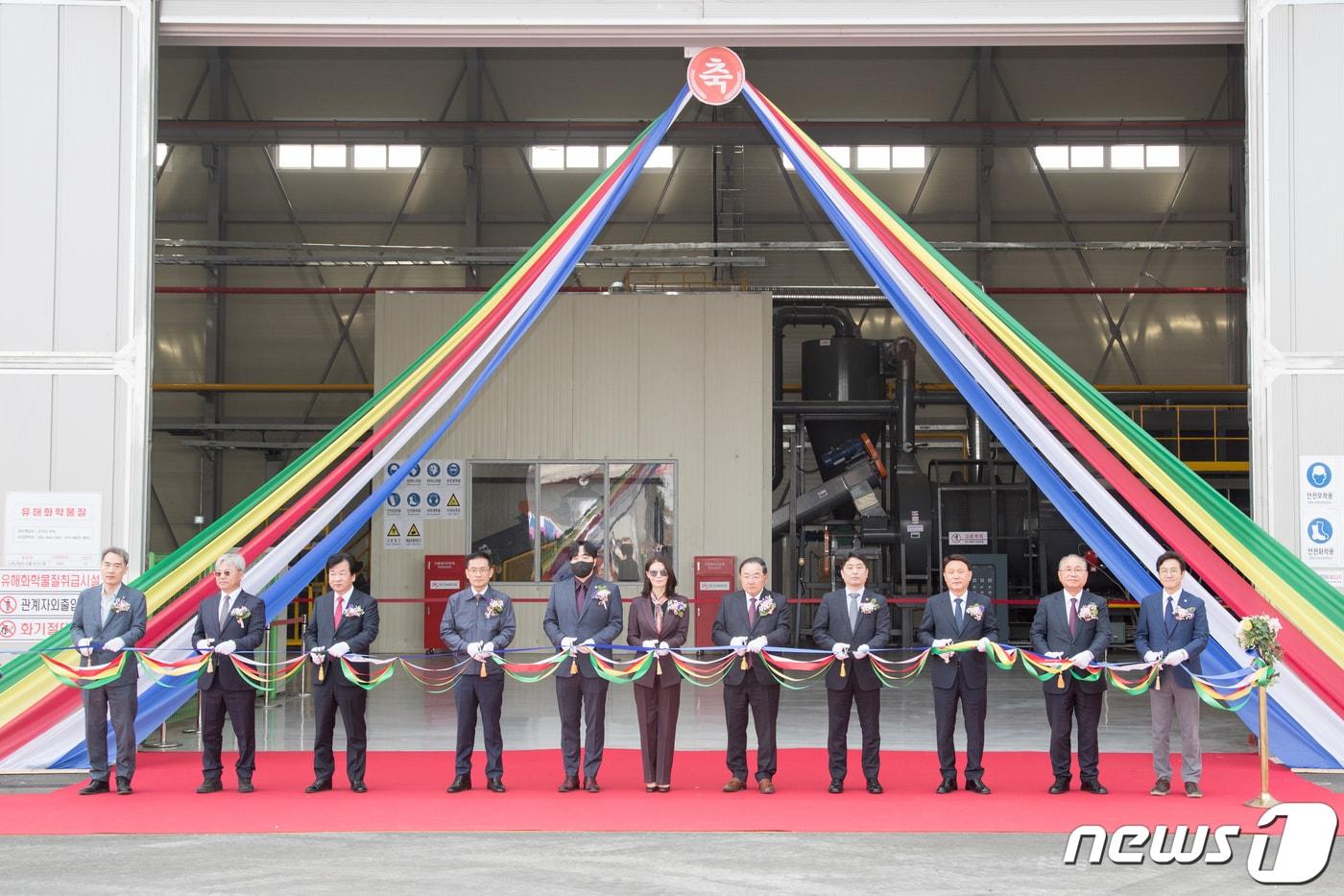 본문 이미지 - DS단석이 9일 군산국가산단에 이차전지 재활용공장을 준공했다.(군산시 제공) 2024.4.9/뉴스1