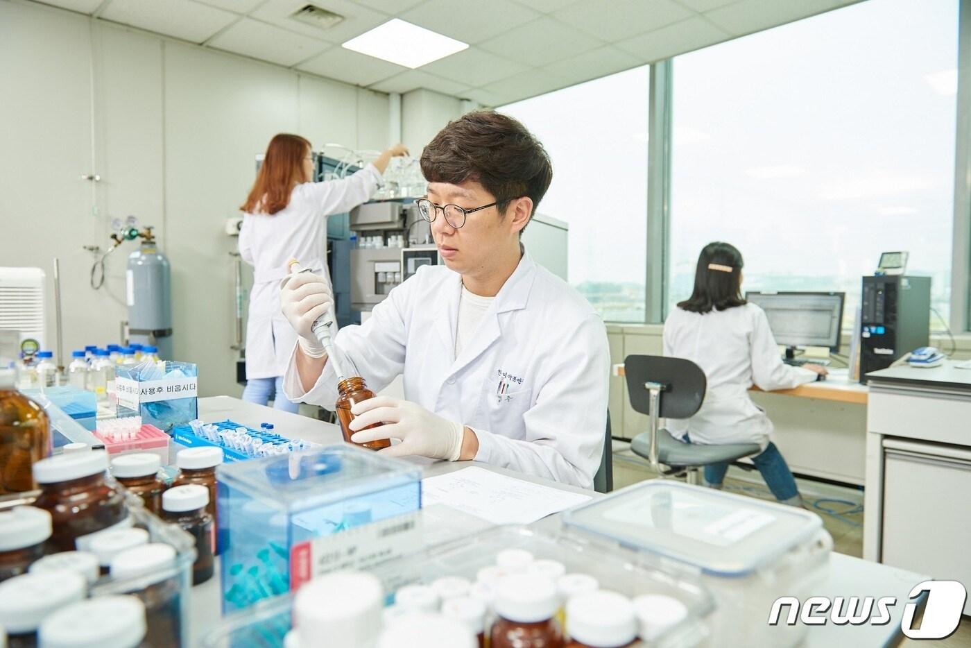 본문 이미지 - 한미약품 연구원이 후보물질 품질 연구를 하고 있다.(한미약품 제공)/뉴스1 ⓒ News1