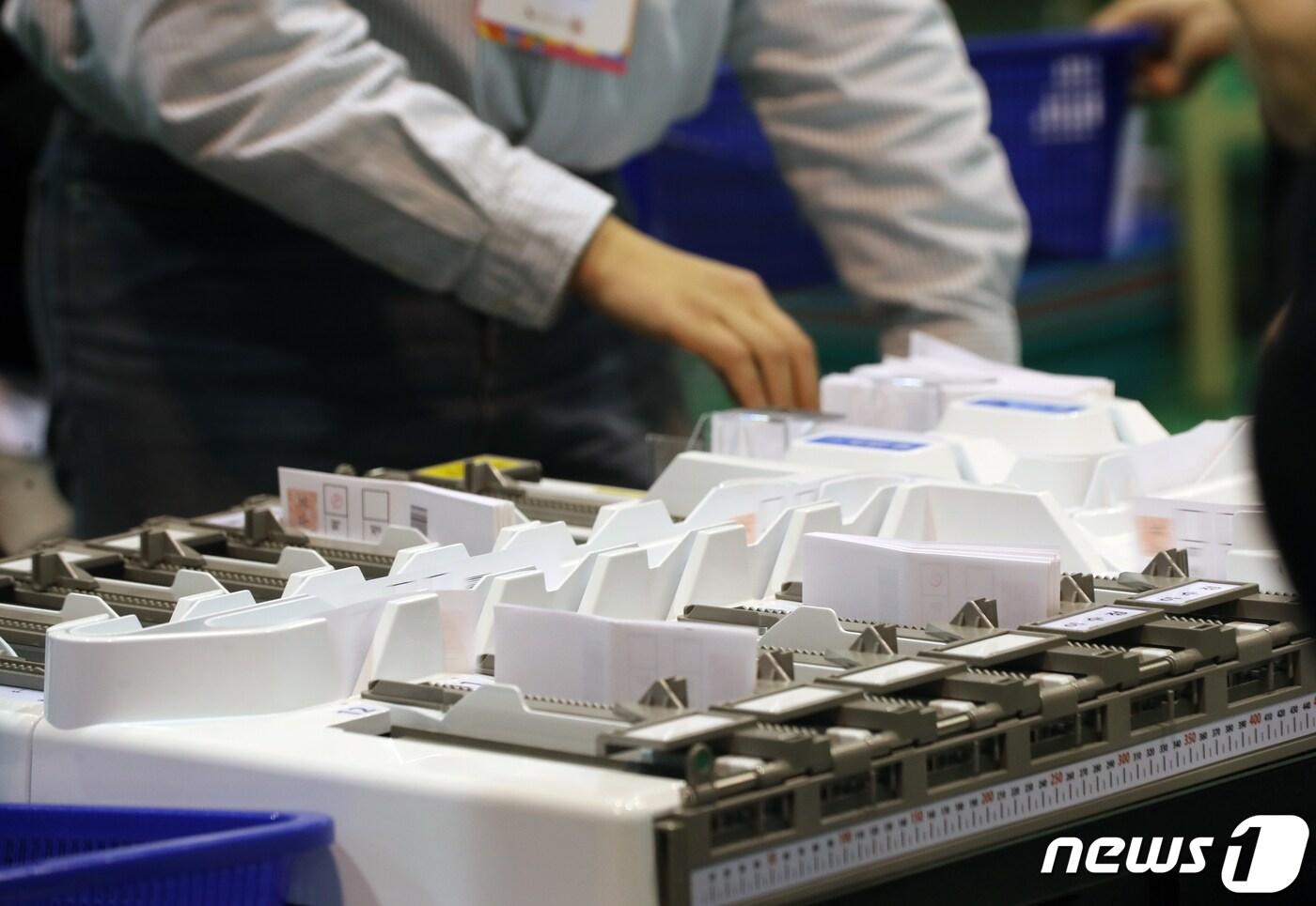 본문 이미지 - 제22대 국회의원 선거를 하루 앞둔 9일 오후 경기 수원시 영통구 아주대학교 체육관에 마련된 개표소에서 개표 사무원들이 투표지분류기 최종 모의 시연을 하고 있다. 2024.4.9/뉴스1 ⓒ News1 김영운 기자