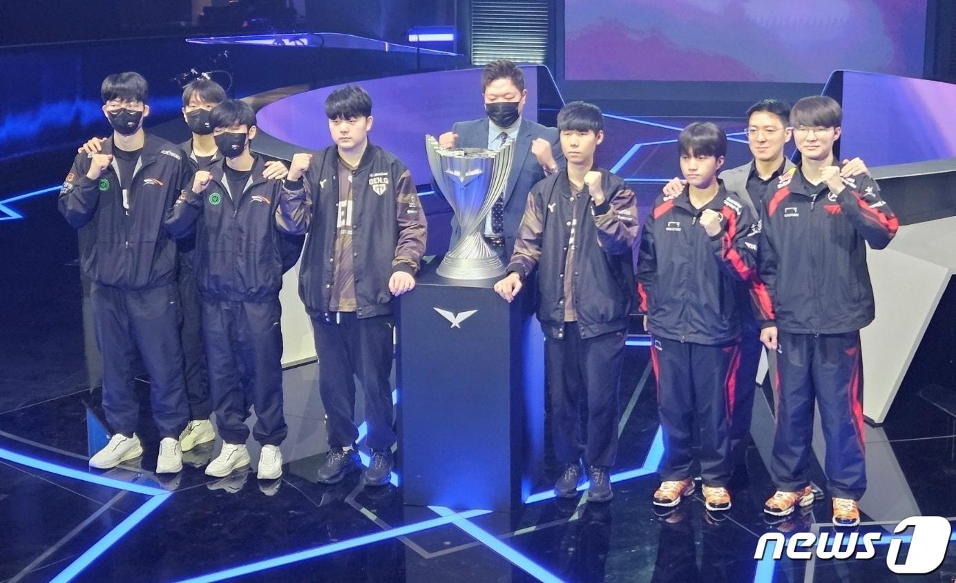 본문 이미지 - LCK(리그 오브 레전드 챔피언스 코리아) 스프링 결승 진출전 및 결승 진출을 확정지은 한화생명e스포츠, 젠지e스포츠, T1 선수들이 9일 오후 서울 종로구 롤파크 LCK 아레나에서 열린 '2024 LCK 스프링 결승 미디어데이'에서 포즈를 취하고 있다. 2024.4.9/뉴스1 ⓒ News1 박소은 기자